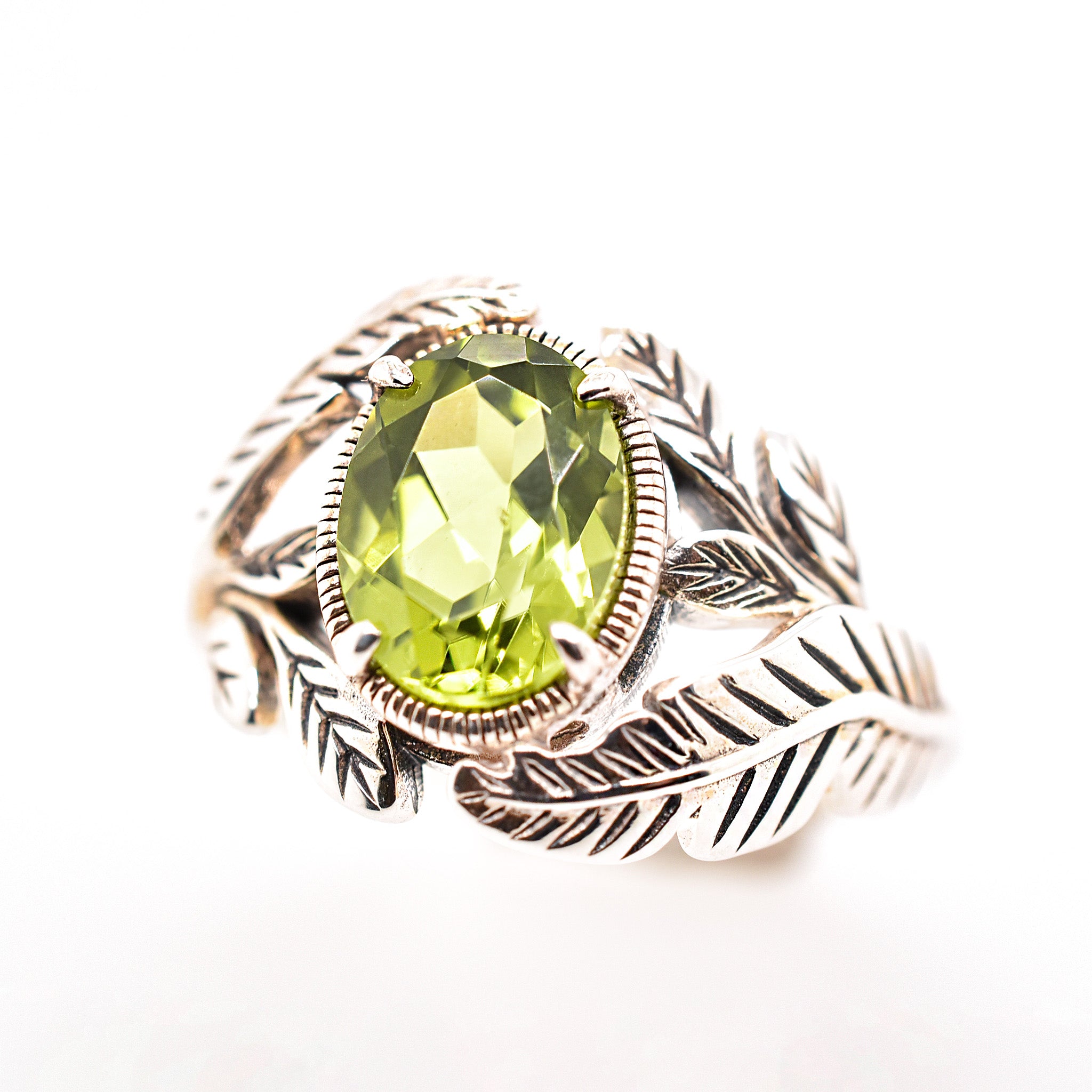 ペリドット シルバーリング(リーフモチーフ/8月誕生石)《25H02402》
