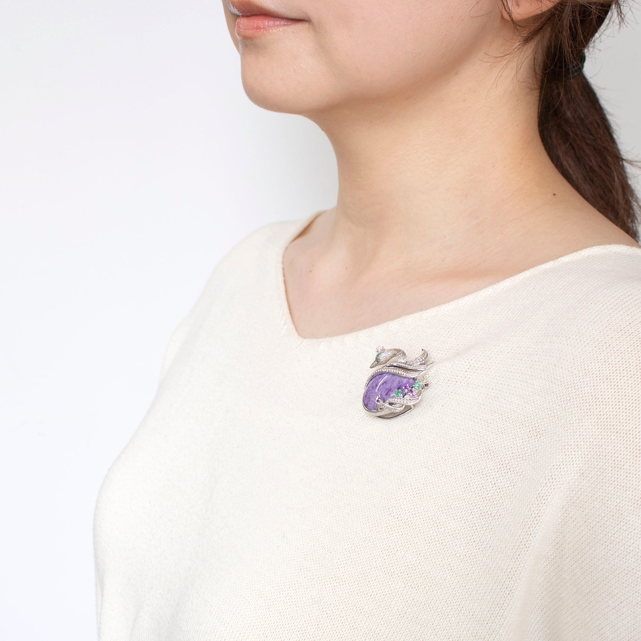 チャロアイト/グリーンカルセドニー シルバーブローチ兼ペンダントトップ(白鳥モチーフ)《25H02405》