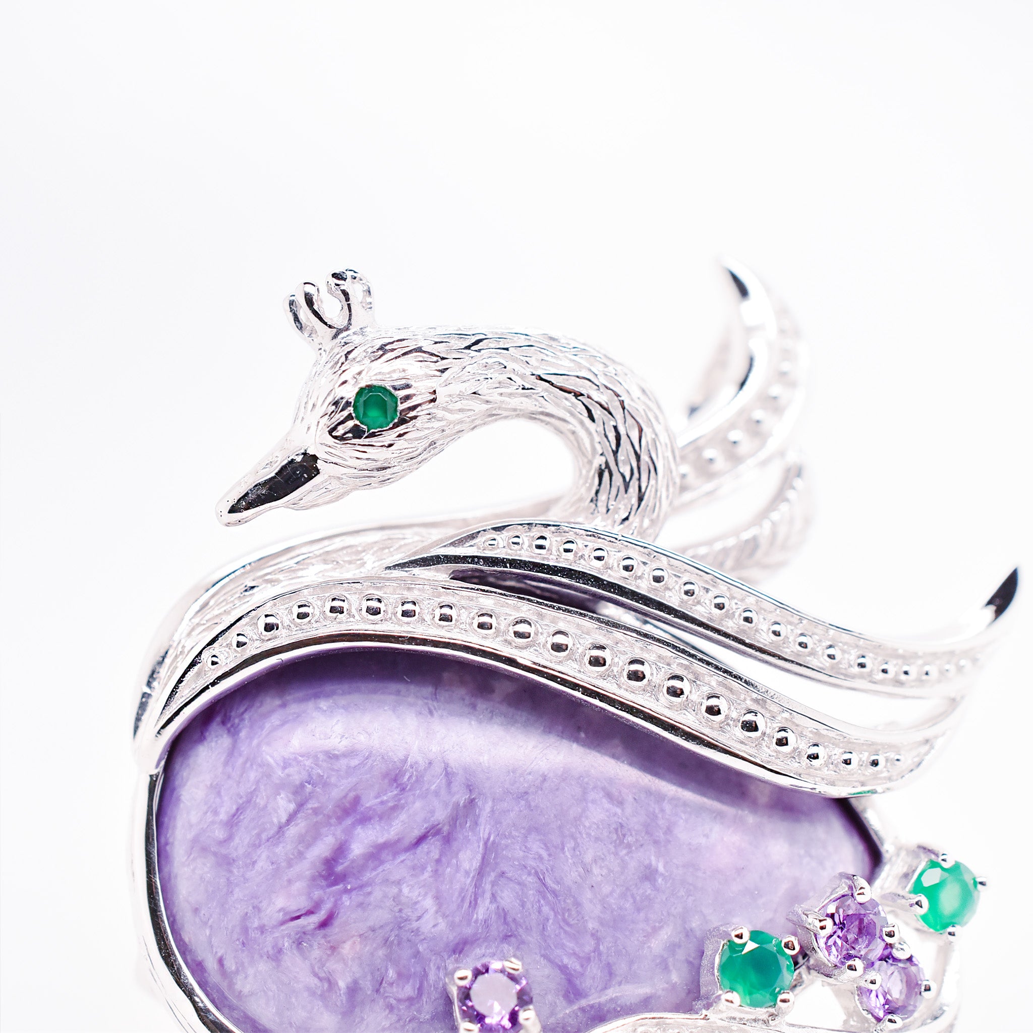 チャロアイト/グリーンカルセドニー シルバーブローチ兼ペンダントトップ(白鳥モチーフ)《25H02405》