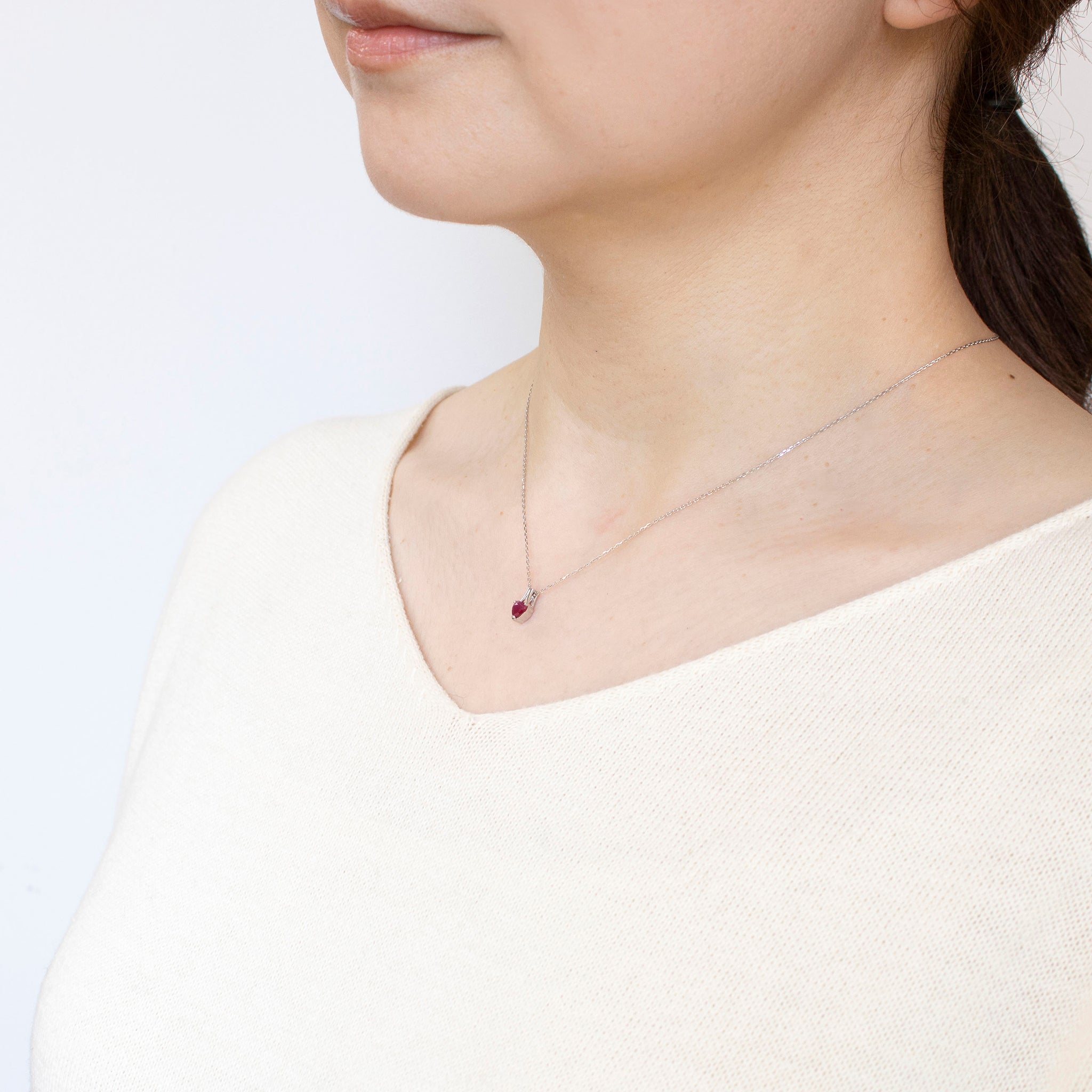 ルビー プラチナネックレス(ハートシェイプ/7月誕生石)《25H02702》