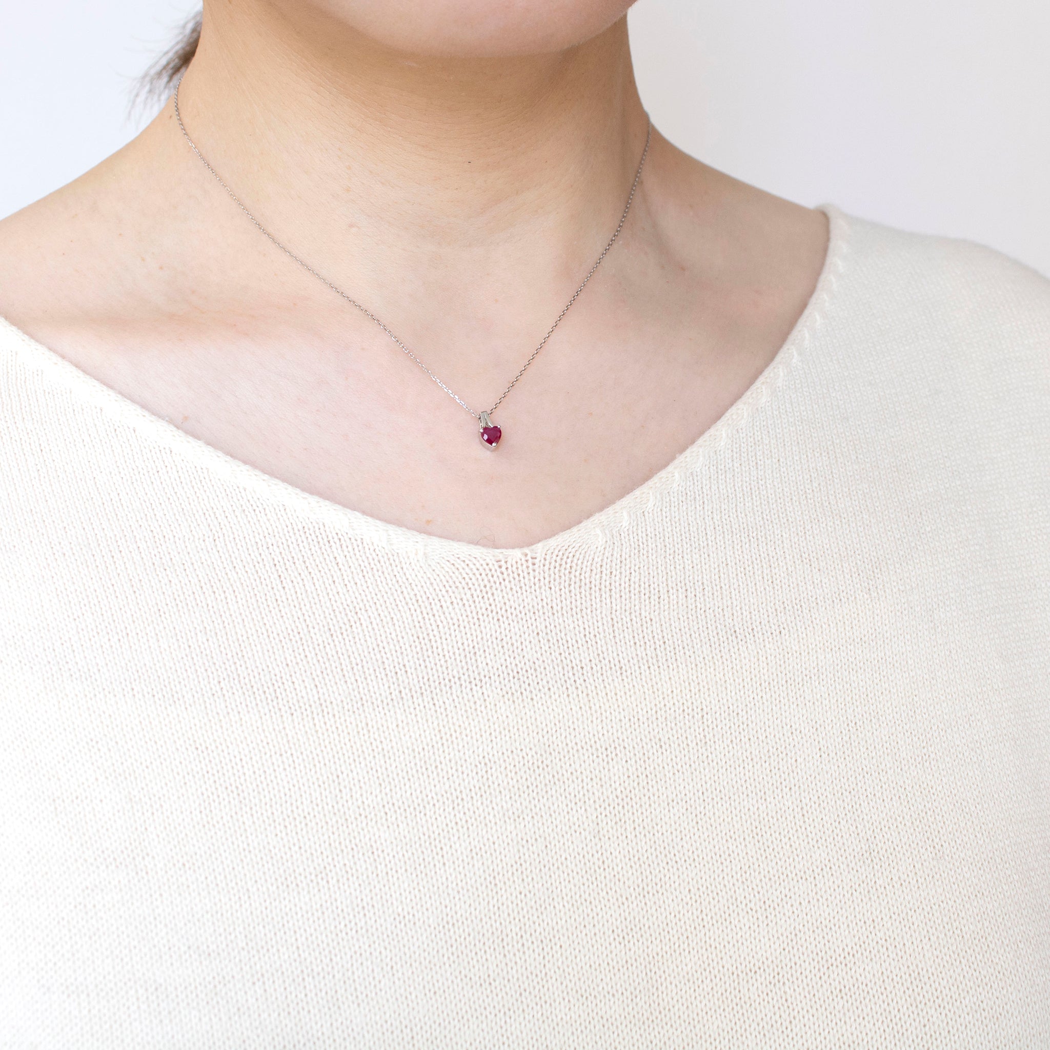 ルビー プラチナネックレス(ハートシェイプ/7月誕生石)《25H02702》