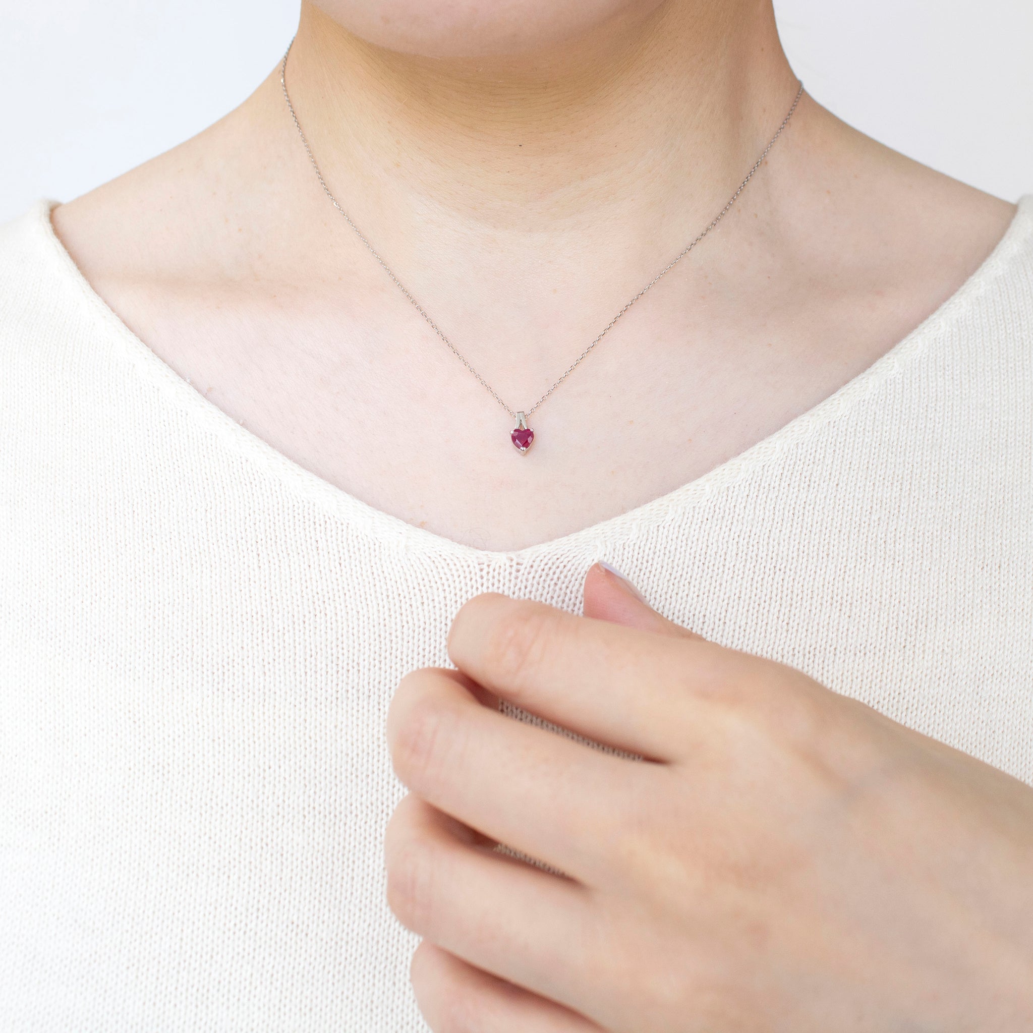 ルビー プラチナネックレス(ハートシェイプ/7月誕生石)《25H02702》