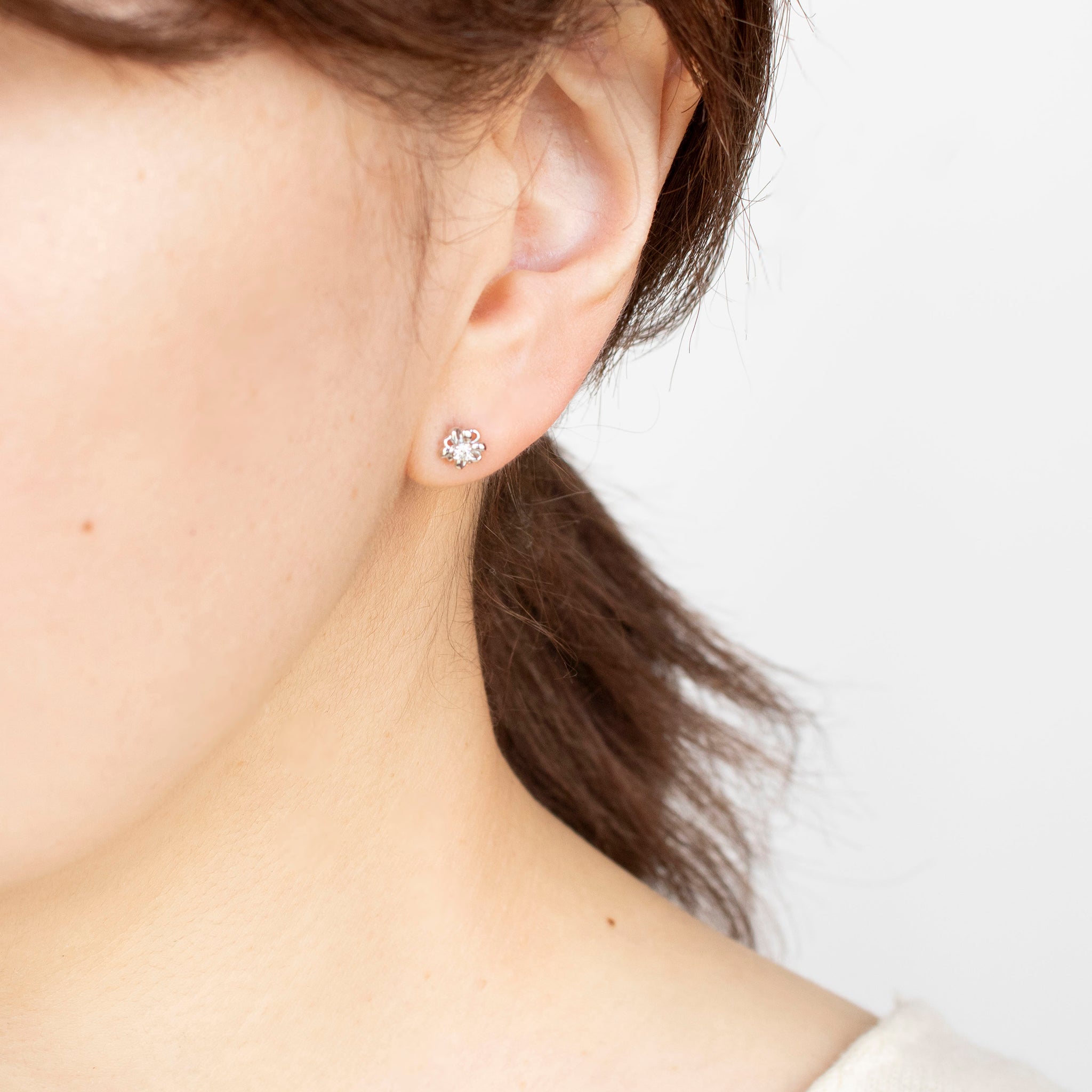 ダイヤモンド プラチナピアス(フラワーモチーフ/4月誕生石)《25H02707》