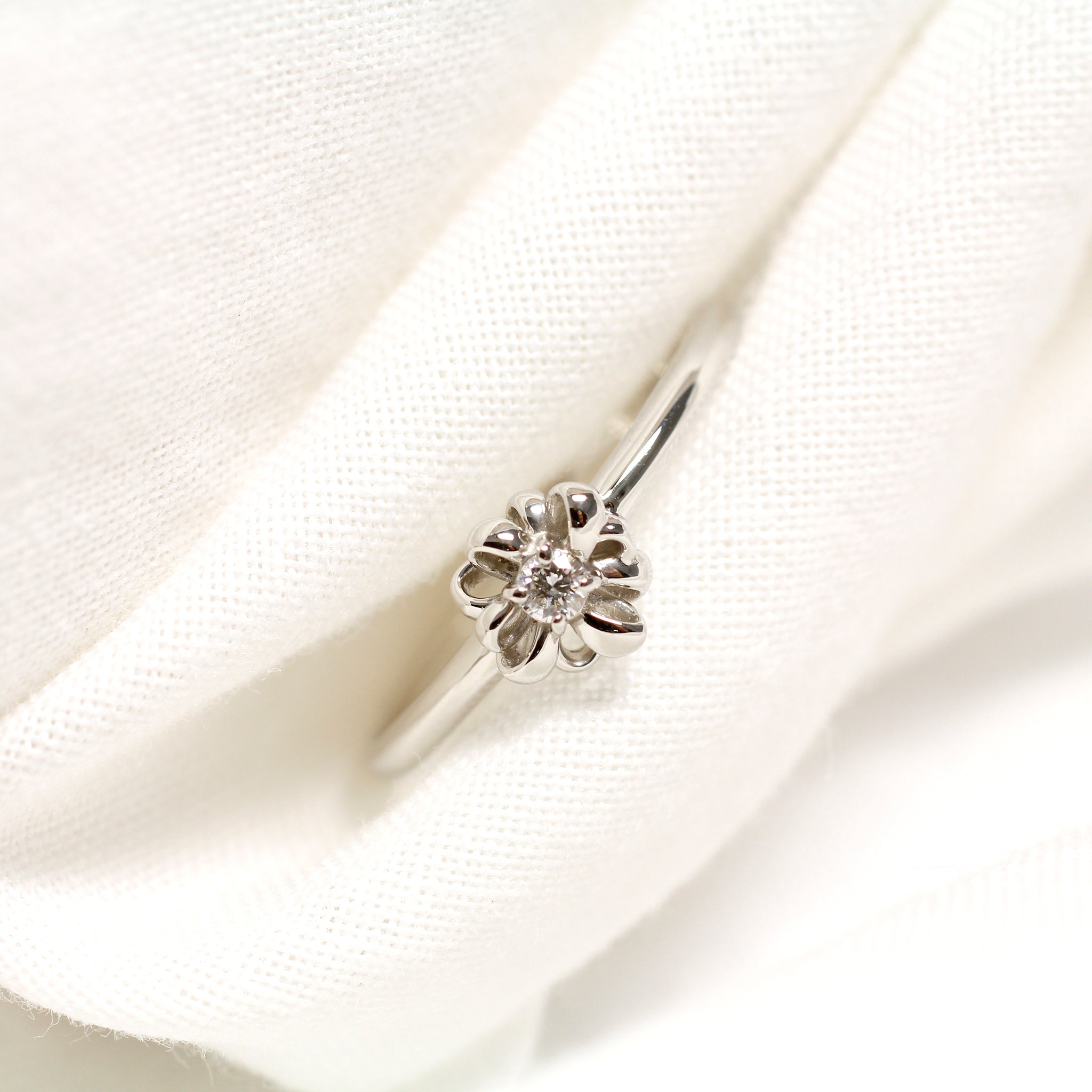 ダイヤモンド プラチナリング(フラワーモチーフ/4月誕生石)《25H02708》