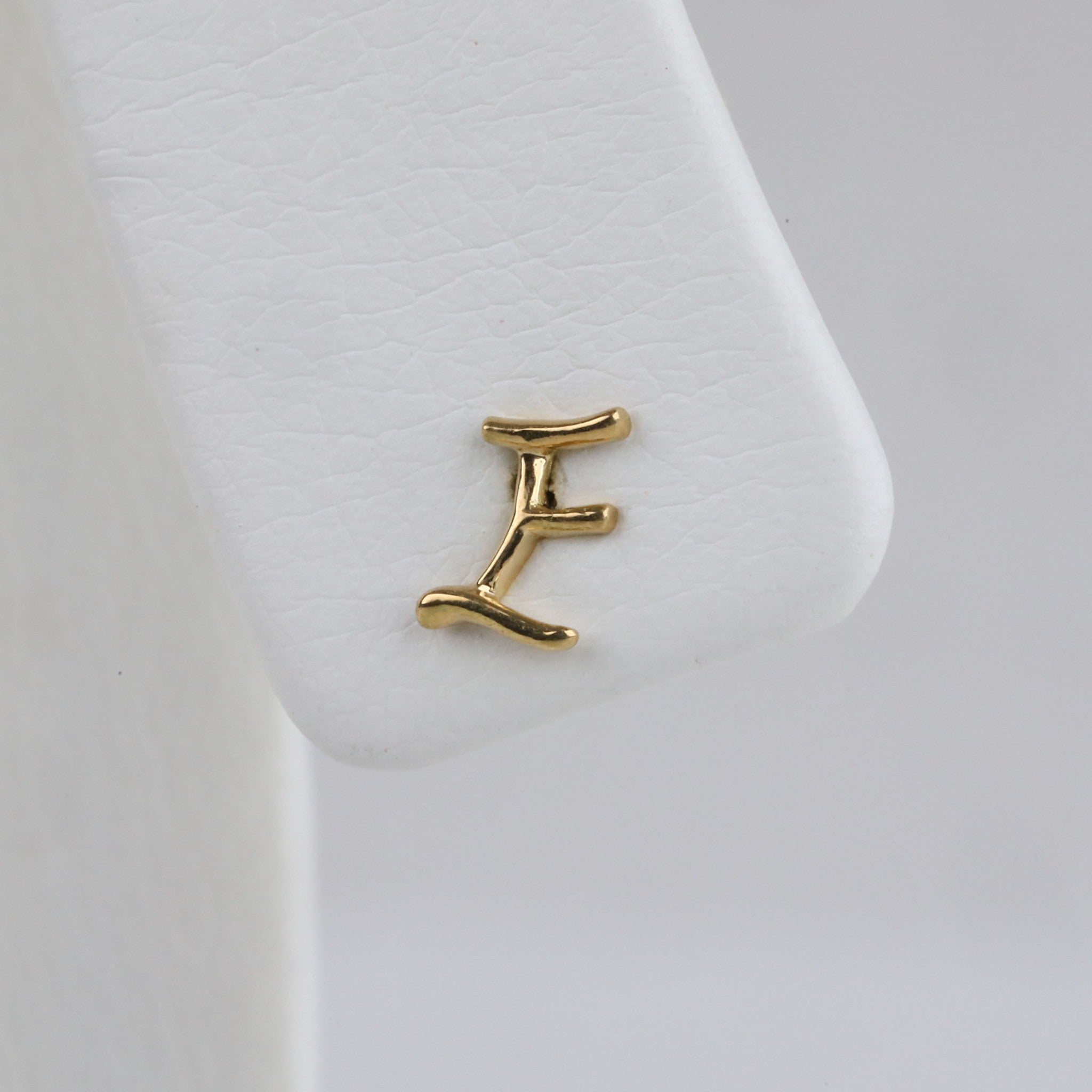 K18ピアス(イニシャル/E/片側)《25H02711-E》