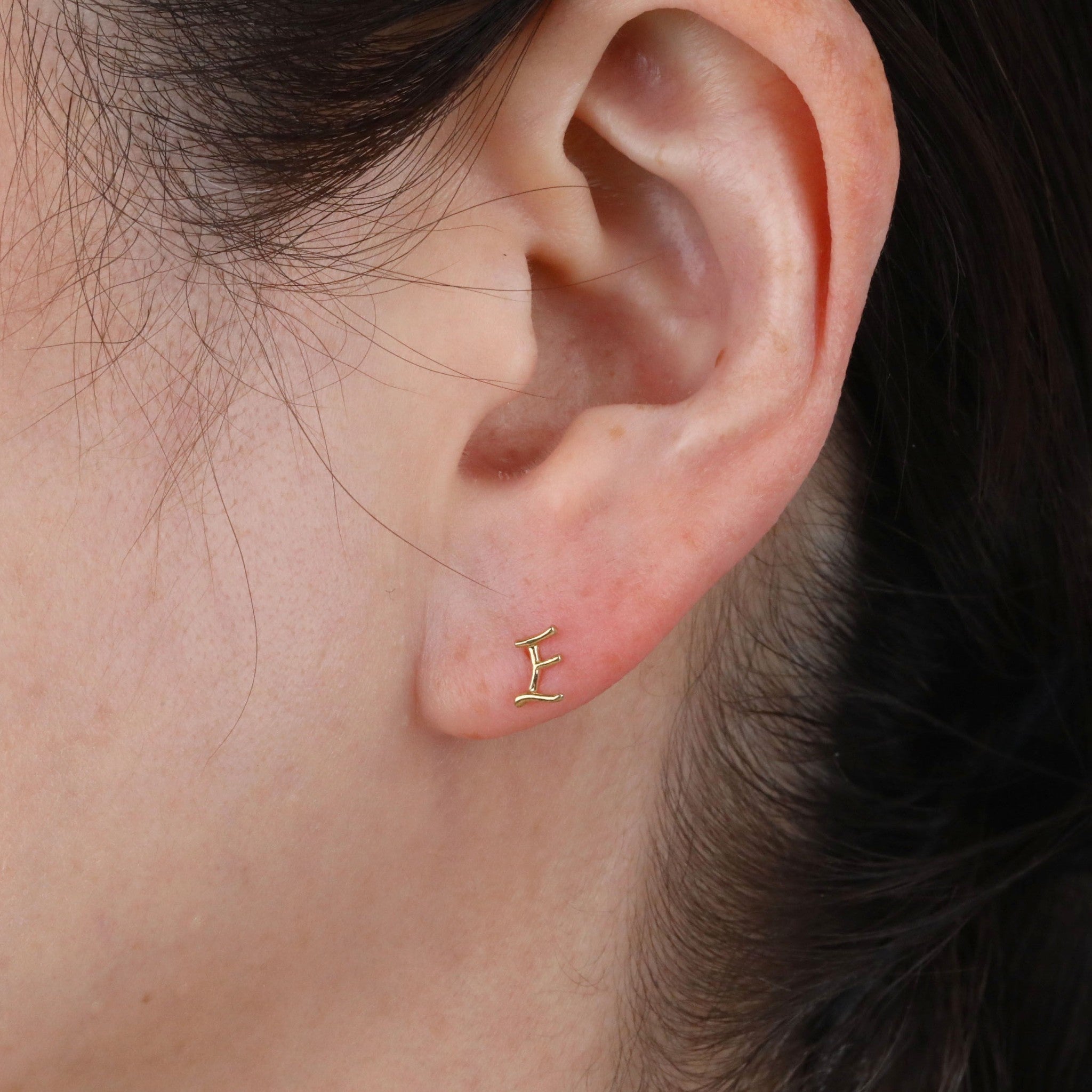 K18ピアス(イニシャル/E/片側)《25H02711-E》