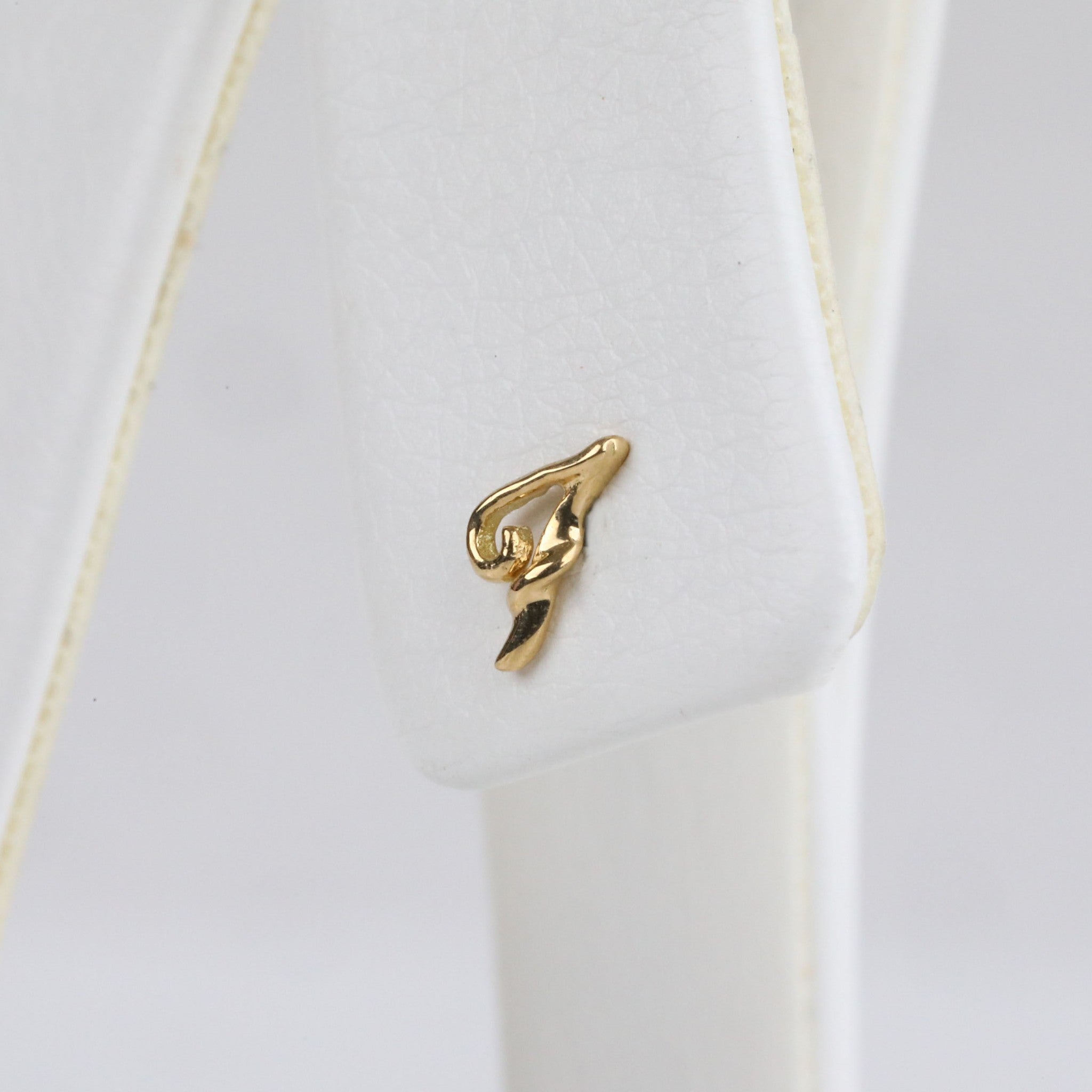 K18ピアス(イニシャル/F/片側)《25H02711-F》