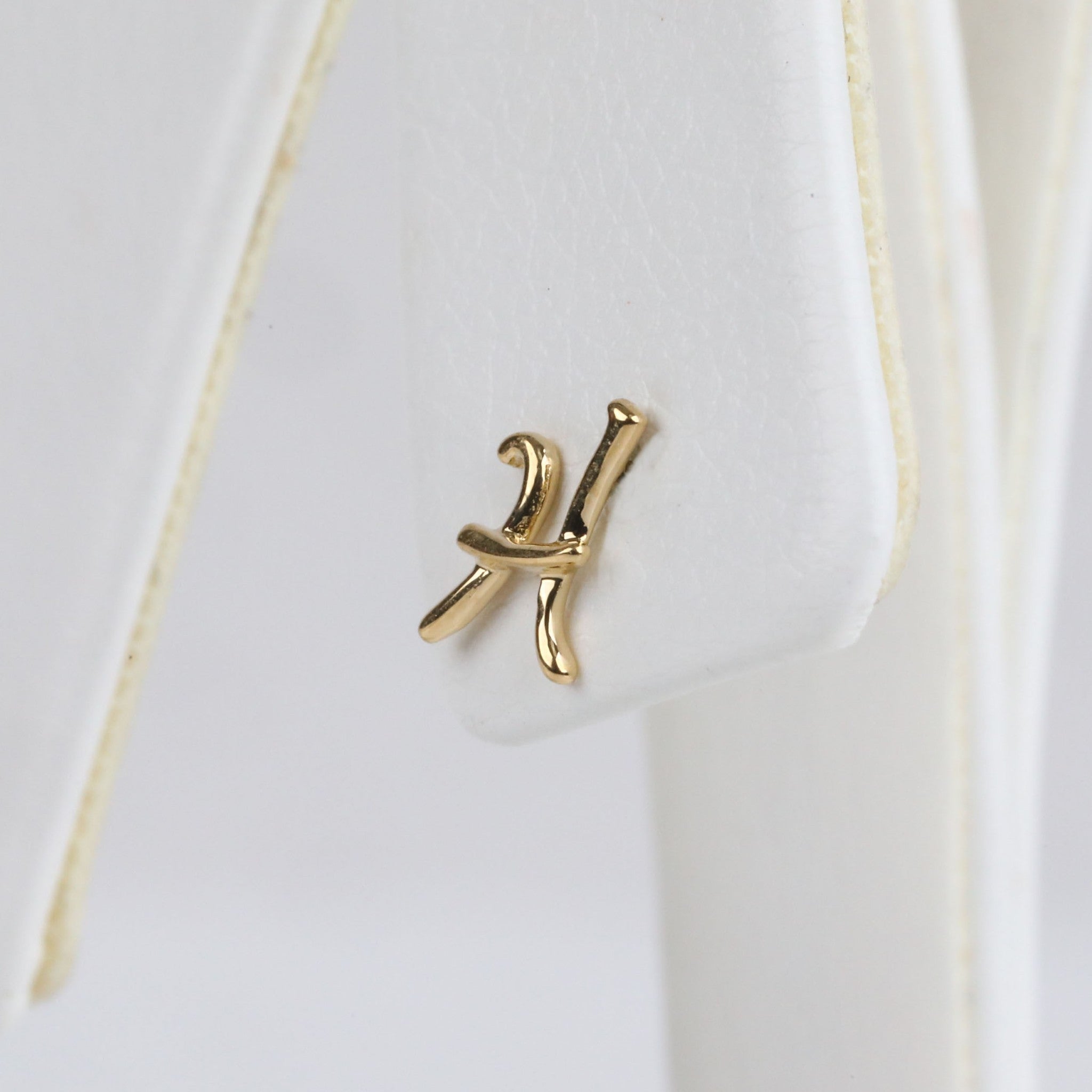 K18ピアス(イニシャル/H/片側)《25H02711-H》