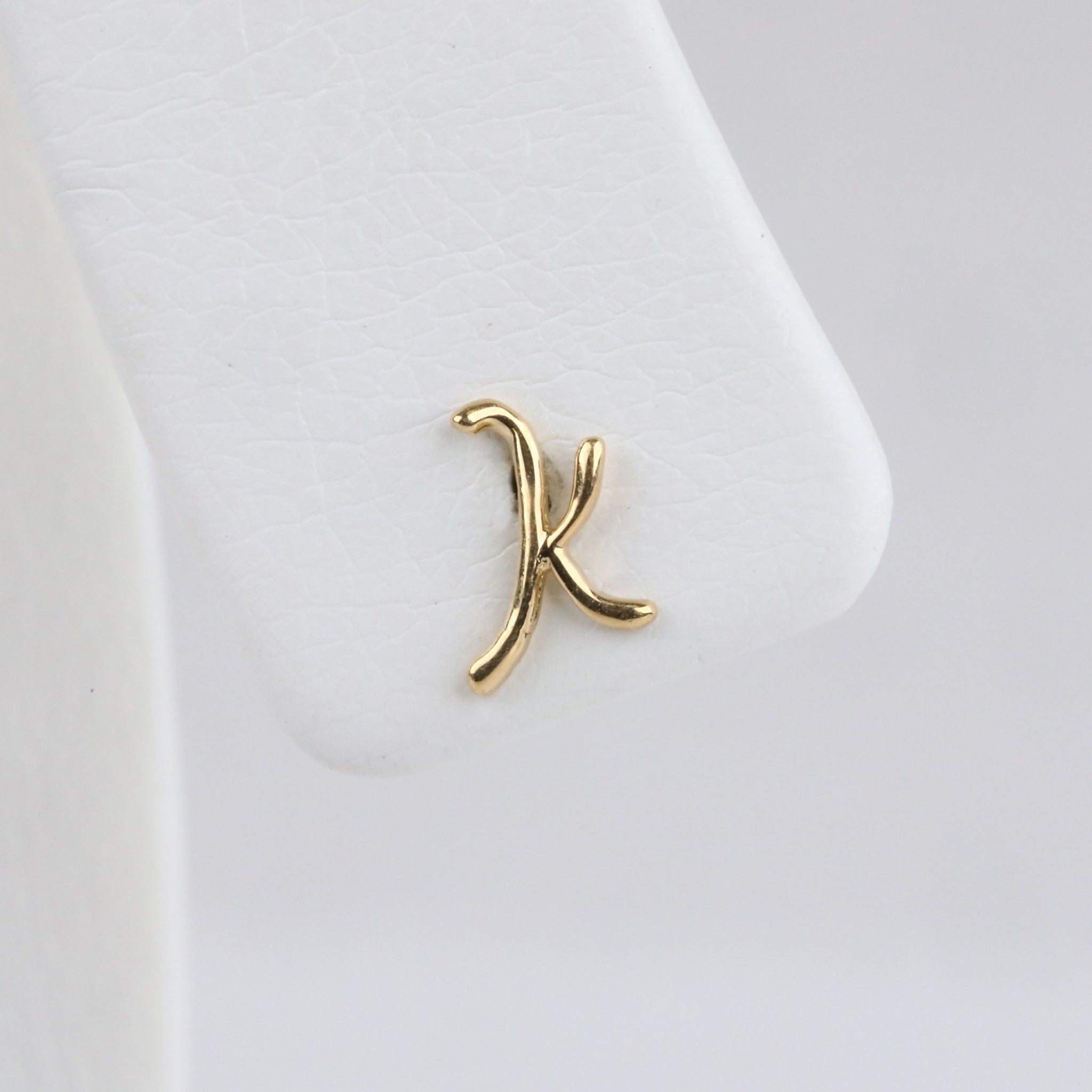 K18ピアス(イニシャル/K/片側)《25H02711-K》