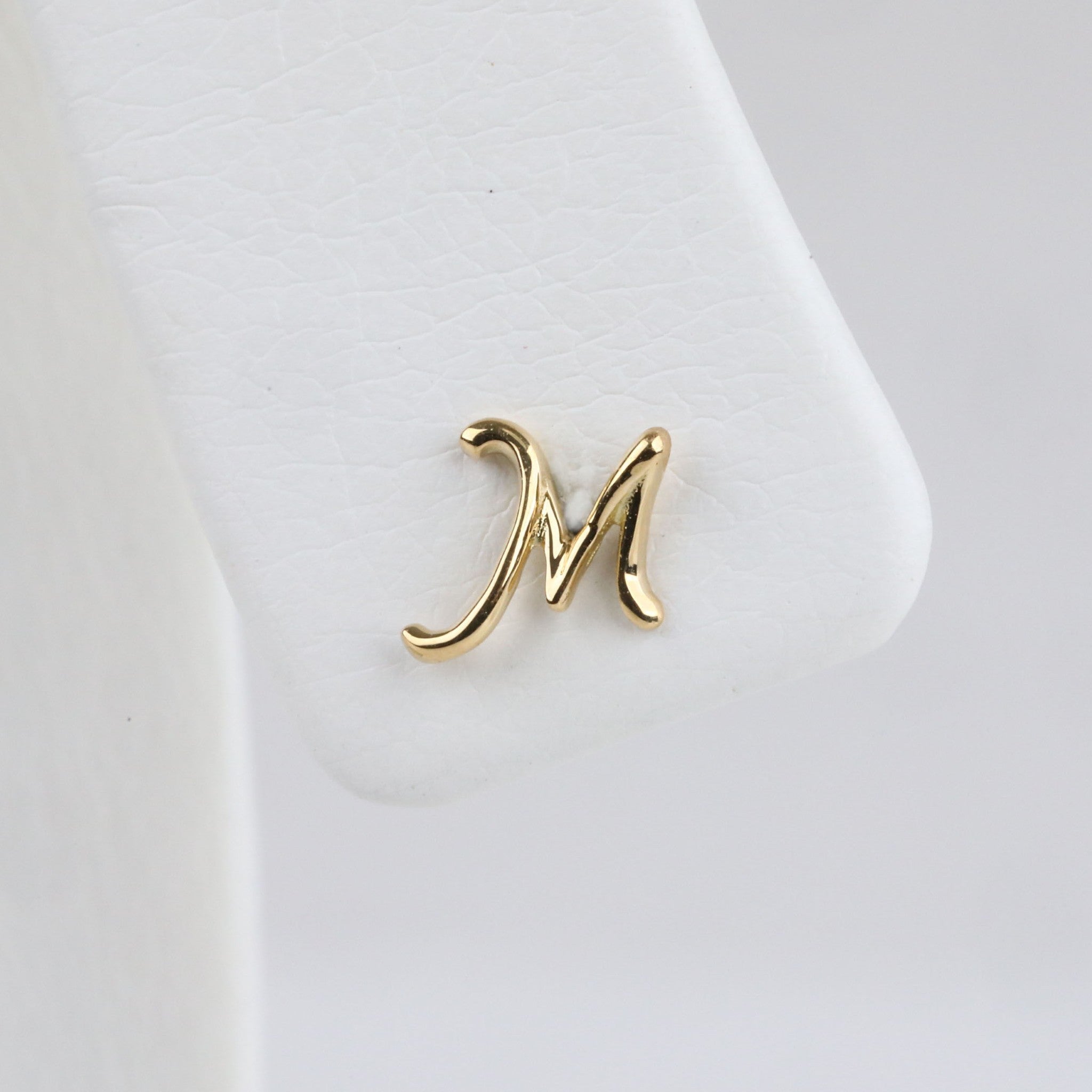 K18ピアス(イニシャル/M/片側)《25H02711-M》