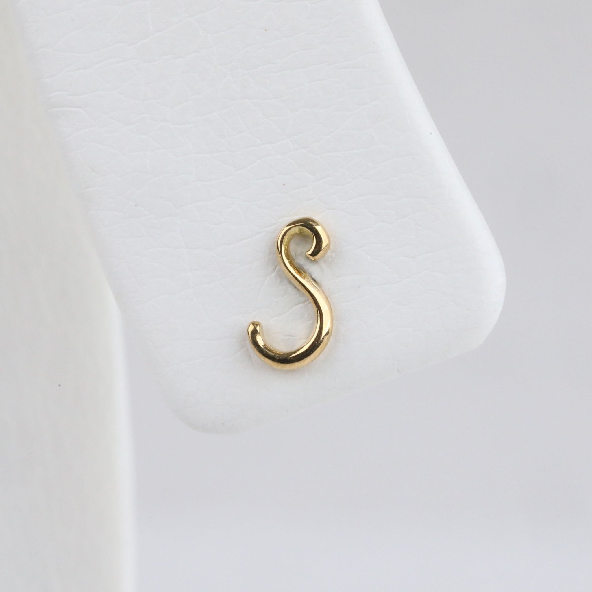 K18ピアス(イニシャル/S/片側)《25H02711-S》