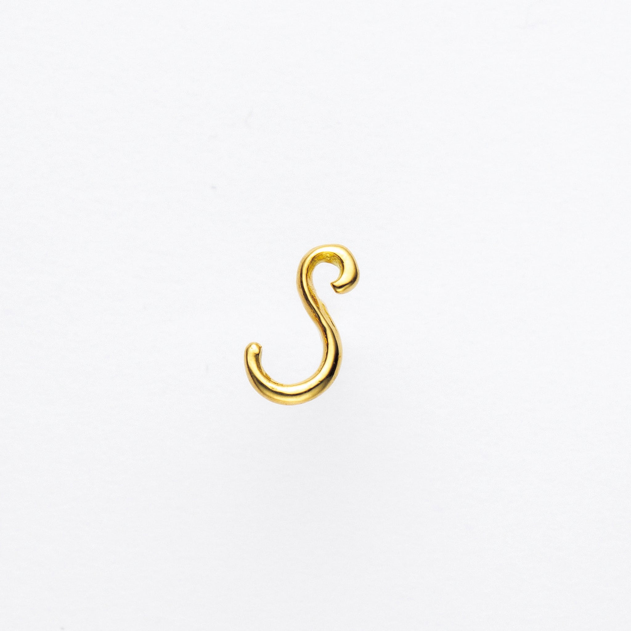 shihara S字 ピアス K18 小 shihara S字 ピアス K18 小 - メルカリ