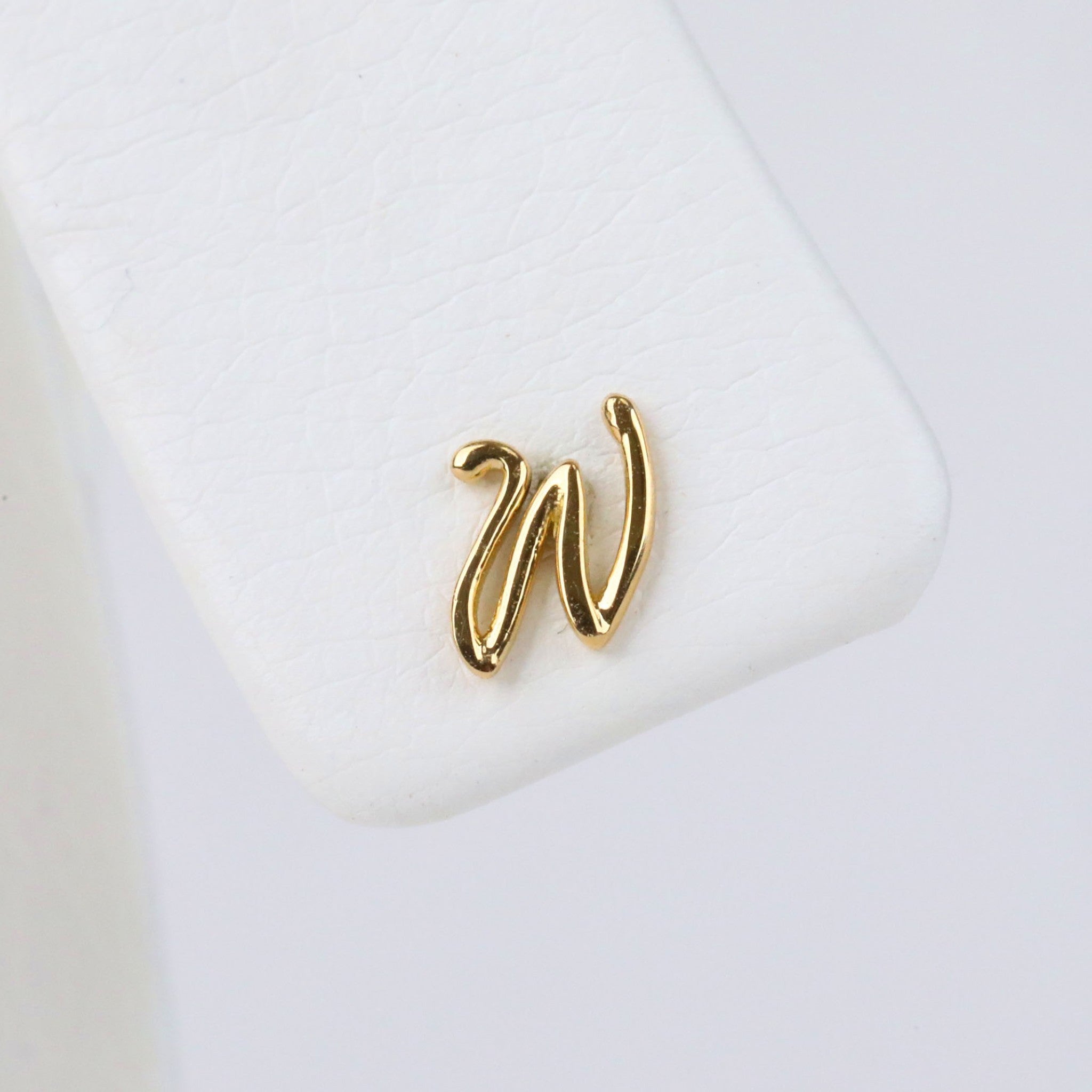 K18ピアス(イニシャル/W/片側)《25H02711-W》