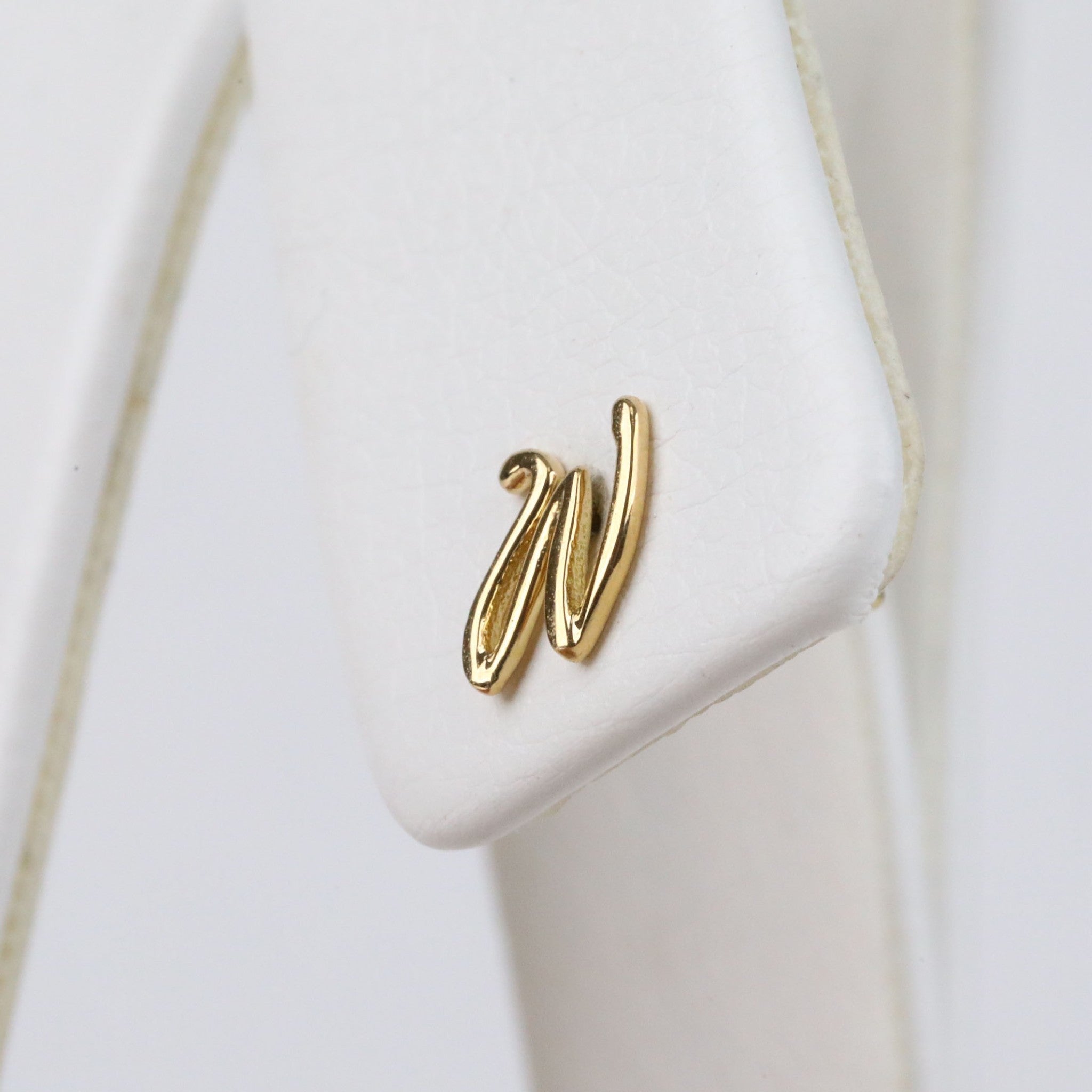 K18ピアス(イニシャル/W/片側)《25H02711-W》