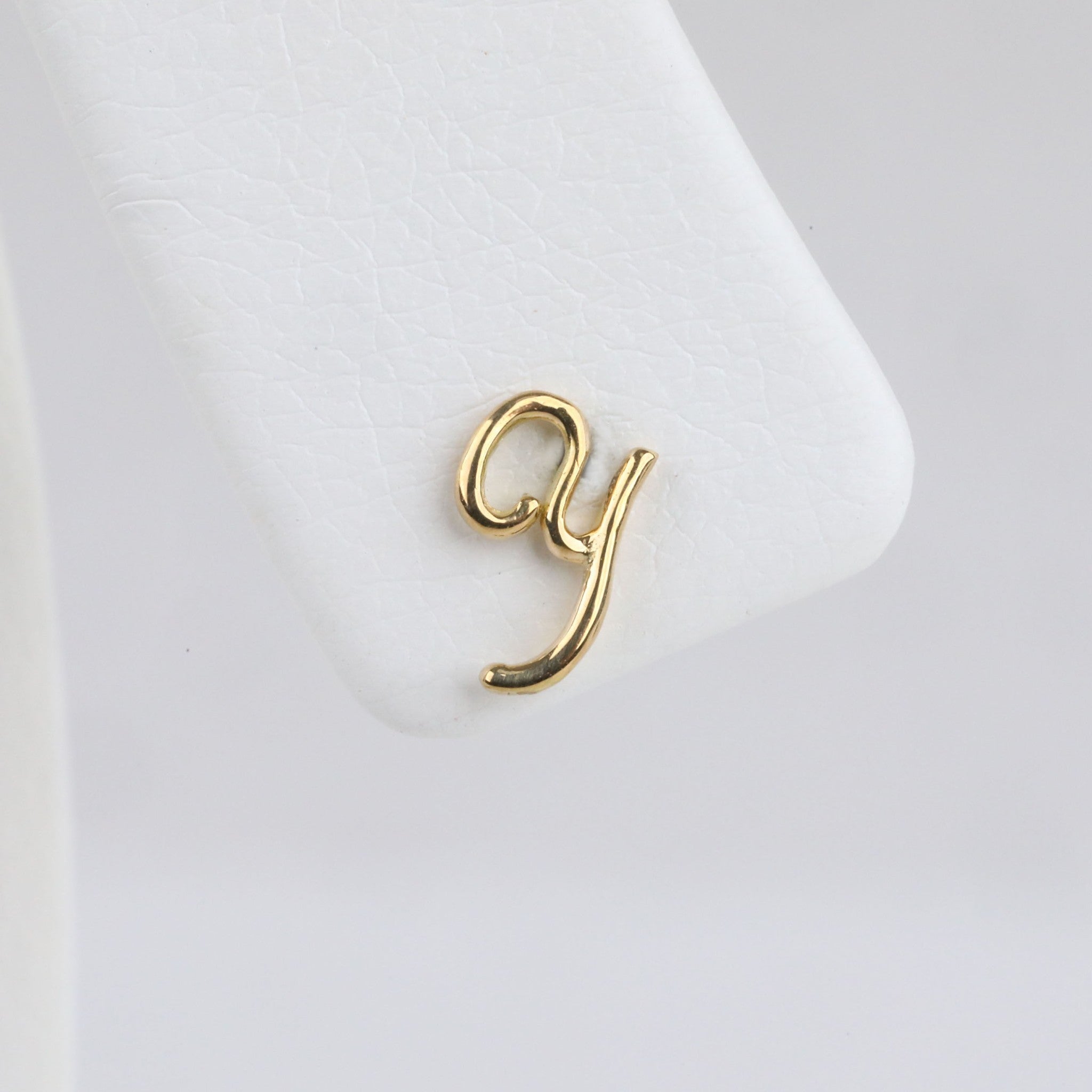 K18ピアス(イニシャル/Y/片側)《25H02711-Y》