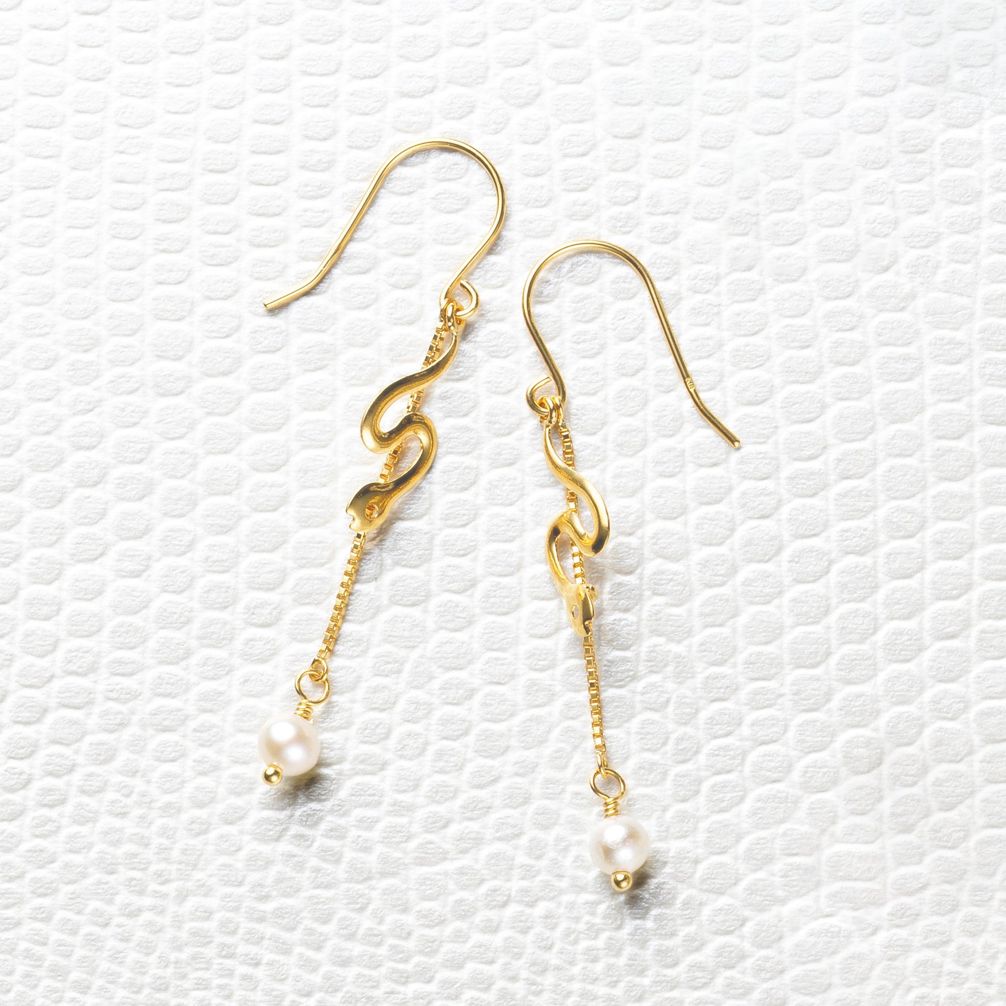 【限定10点】パール K18ピアス(淡水真珠/3mm/ヘビモチーフ/6月誕生石)《25H03004》