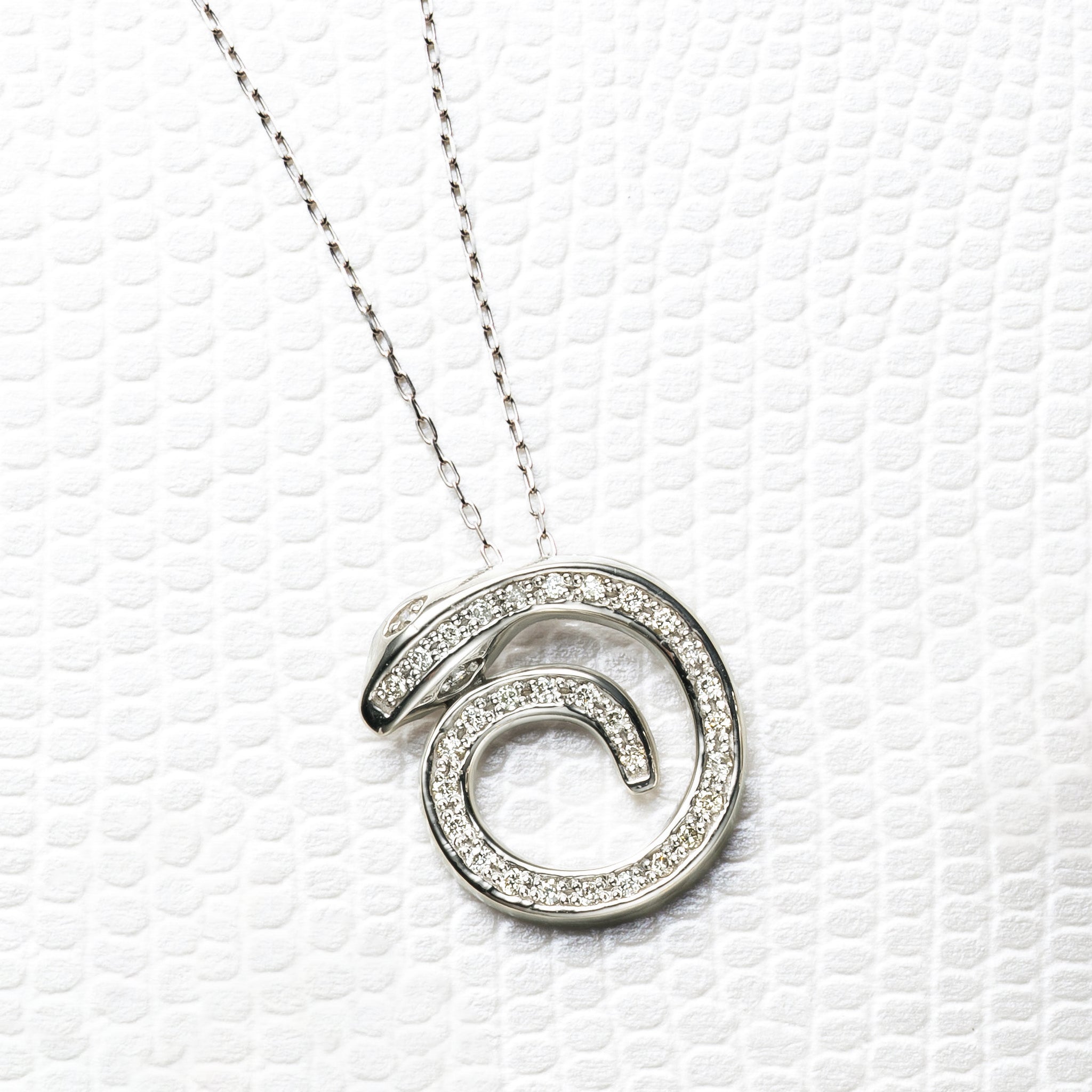 ダイヤモンド プラチナネックレス(ヘビモチーフ/4月誕生石)《25H03005》