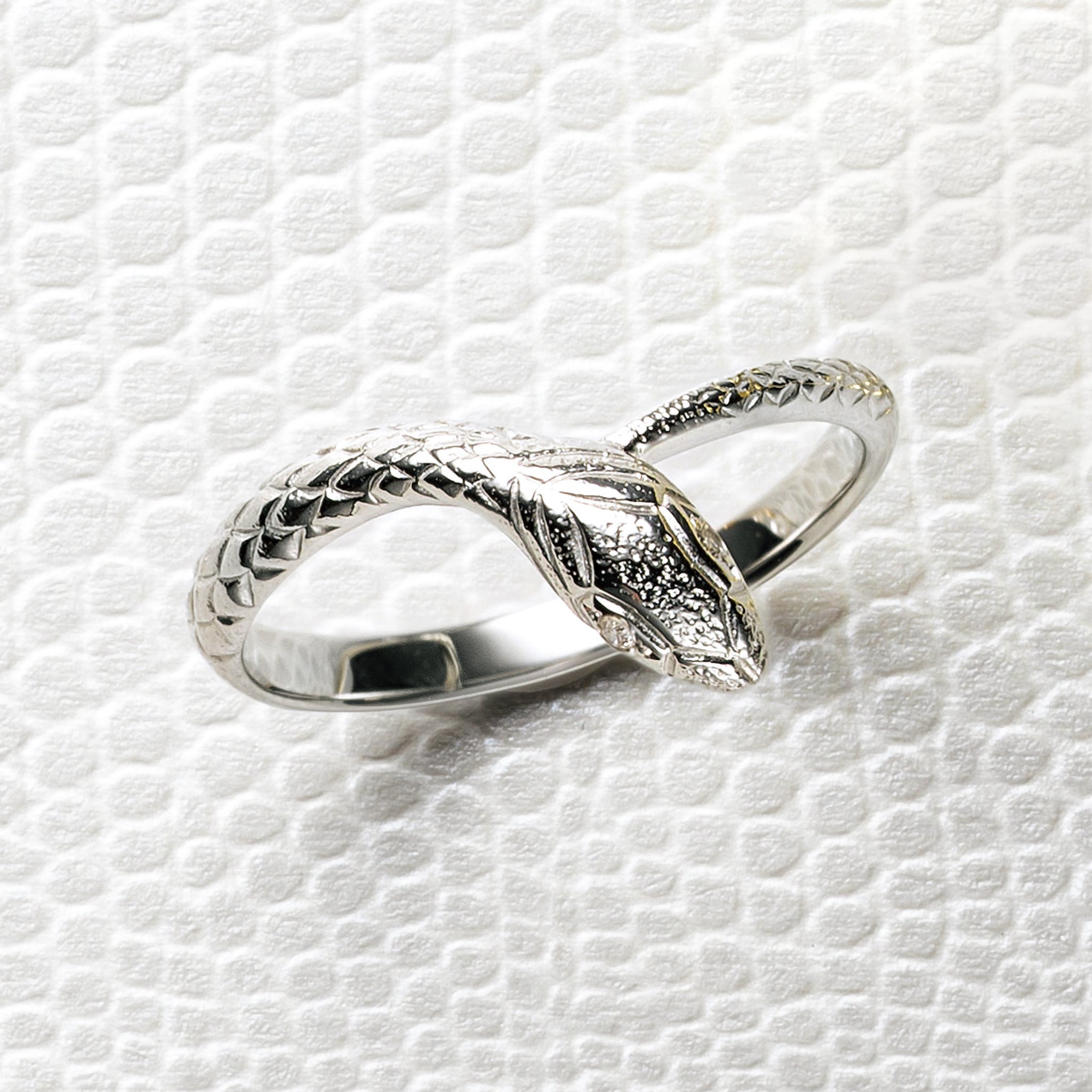 ダイヤモンド プラチナリング(ヘビモチーフ/4月誕生石)《25H03007》