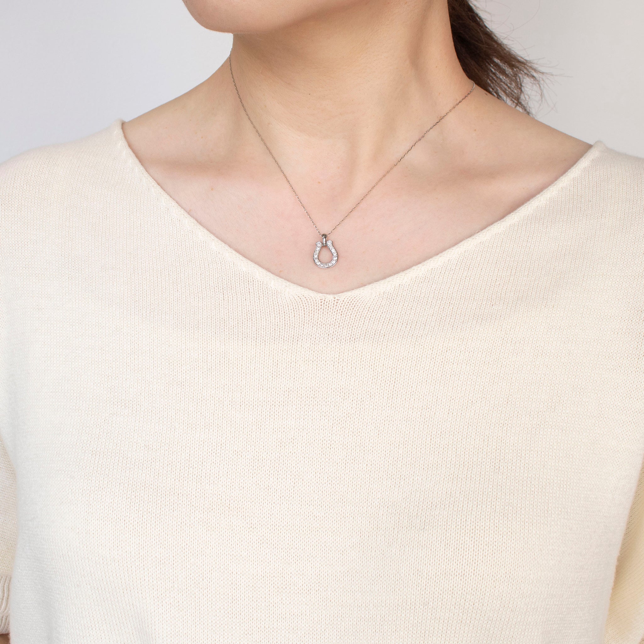 ダイヤモンド プラチナネックレス(馬蹄モチーフ/4月誕生石)《25H03109》