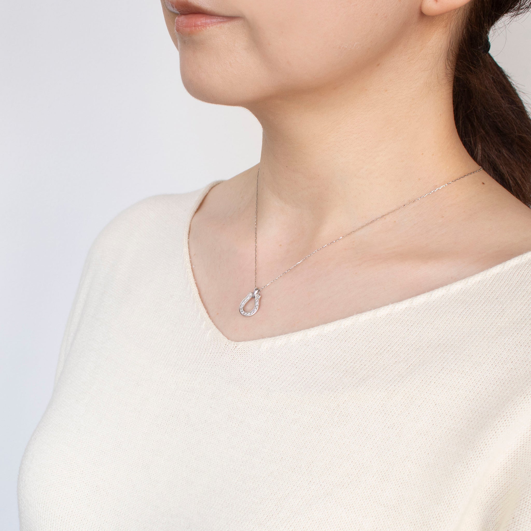 ダイヤモンド プラチナネックレス(馬蹄モチーフ/4月誕生石)《25H03109》