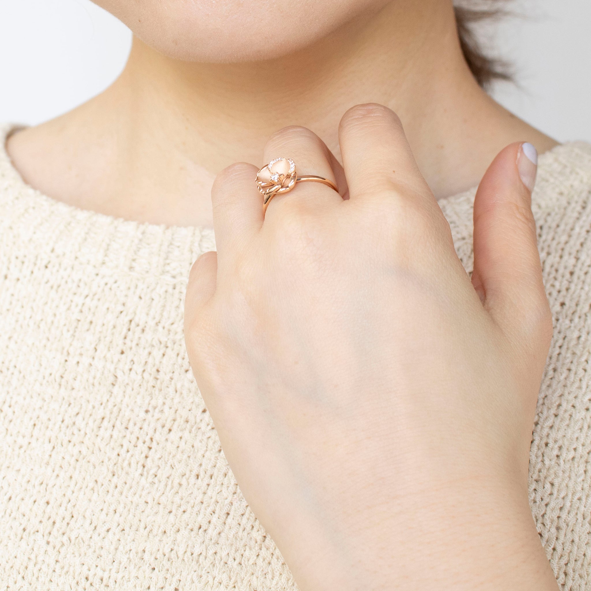 ダイヤモンド K18リング(カメリアモチーフ/4月誕生石/鑑別書付)《25N00201》