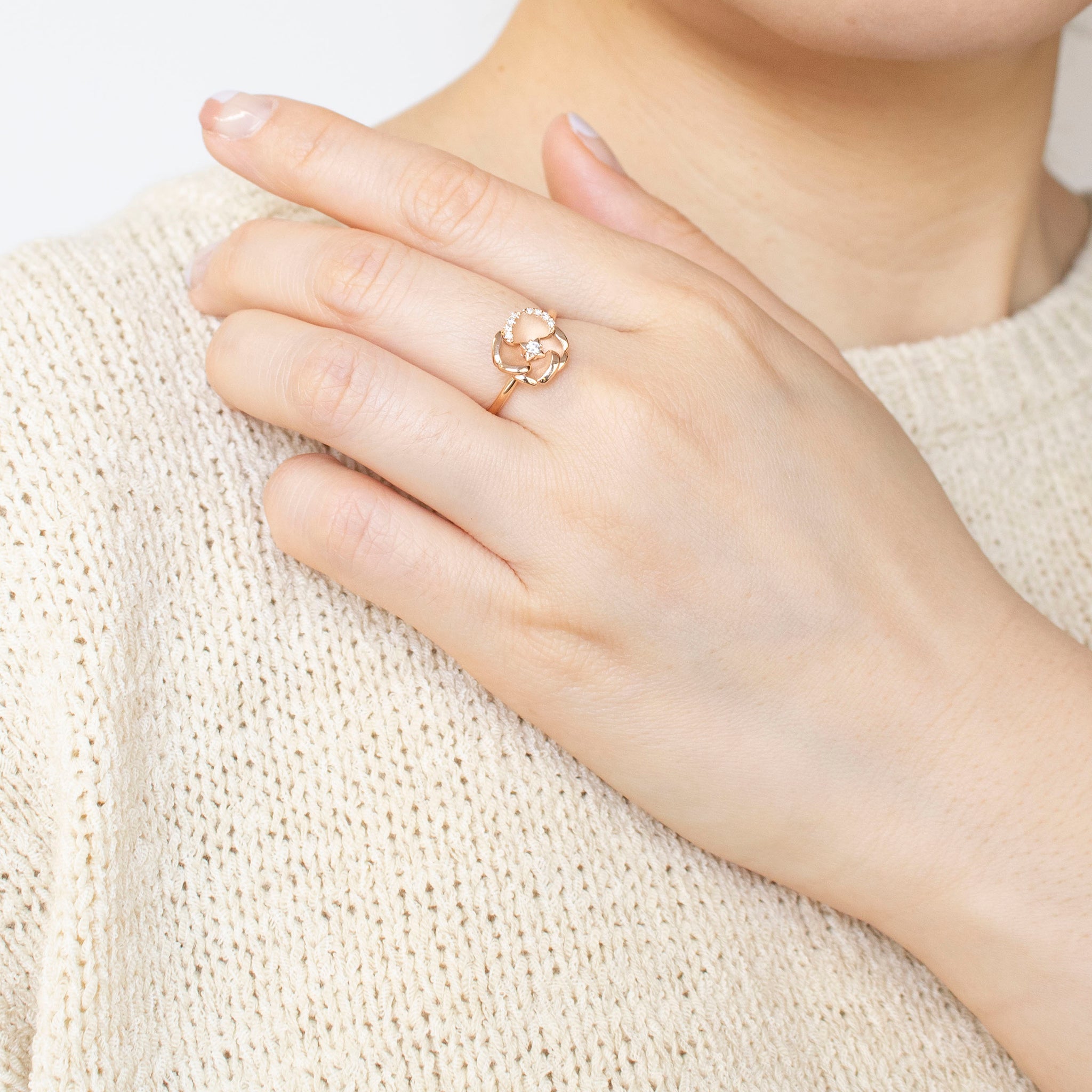 ダイヤモンド K18リング(カメリアモチーフ/4月誕生石/鑑別書付)《25N00201》