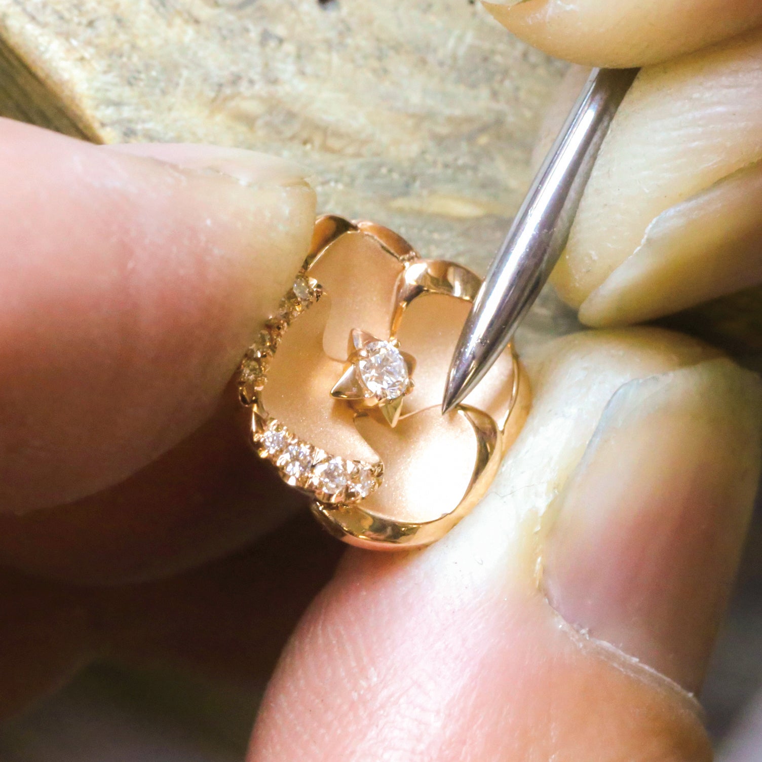 ダイヤモンド K18リング(カメリアモチーフ/4月誕生石/鑑別書付)《25N00201》