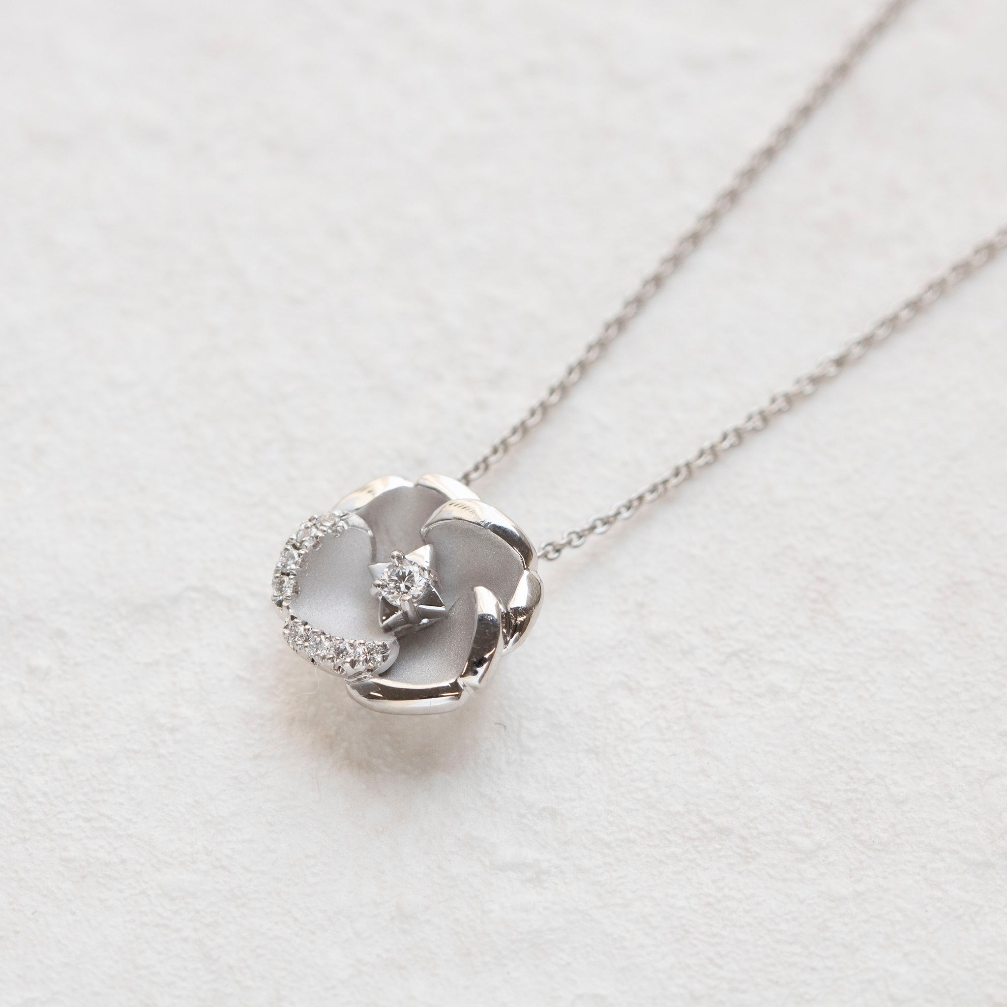 ダイヤモンド プラチナネックレス(カメリアモチーフ/4月誕生石)《25N00204》