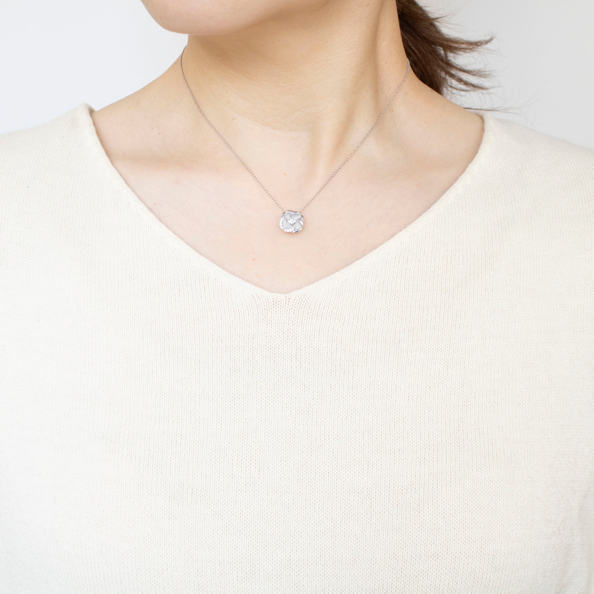 ダイヤモンド プラチナネックレス(カメリアモチーフ/4月誕生石)《25N00204》