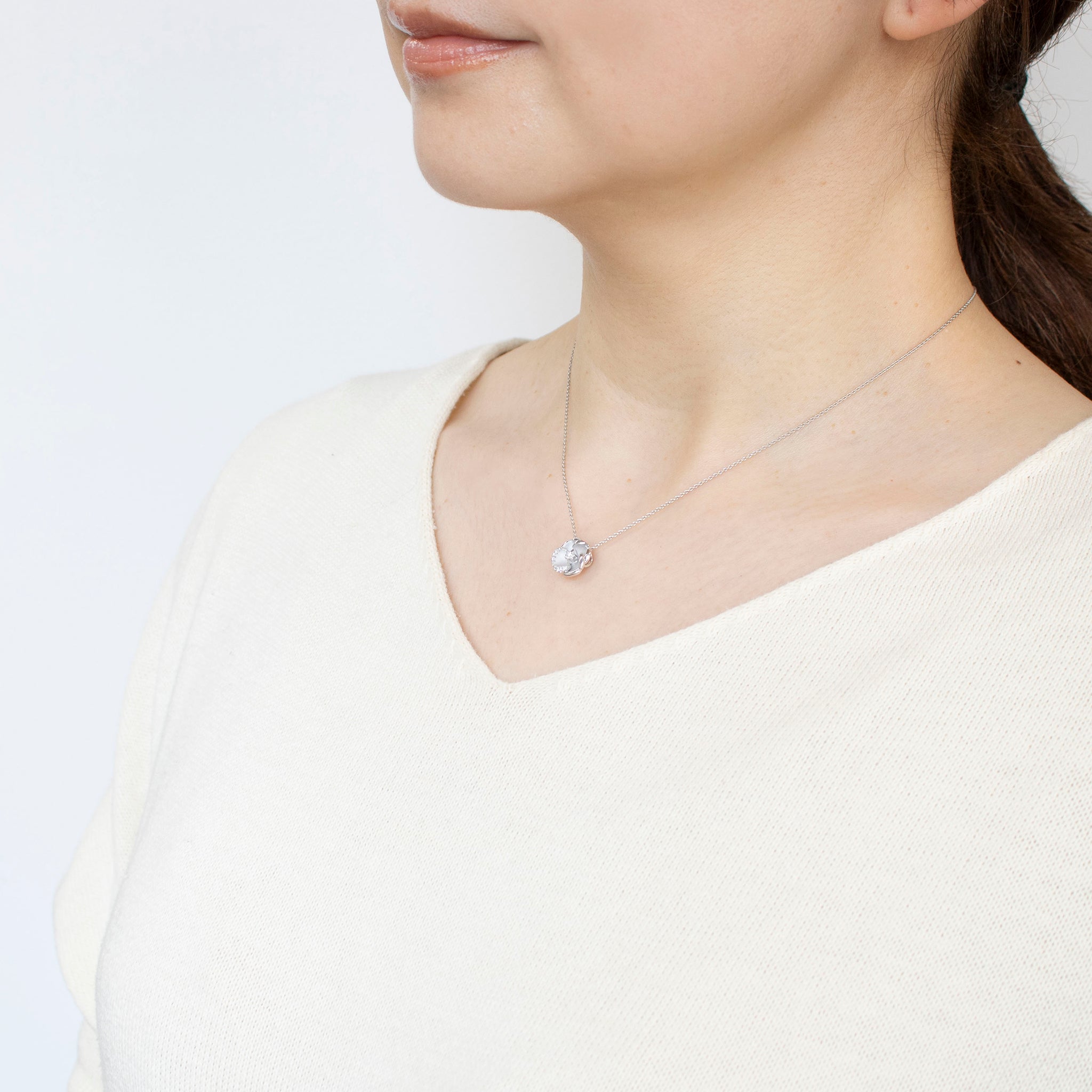 ダイヤモンド プラチナネックレス(カメリアモチーフ/4月誕生石)《25N00204》