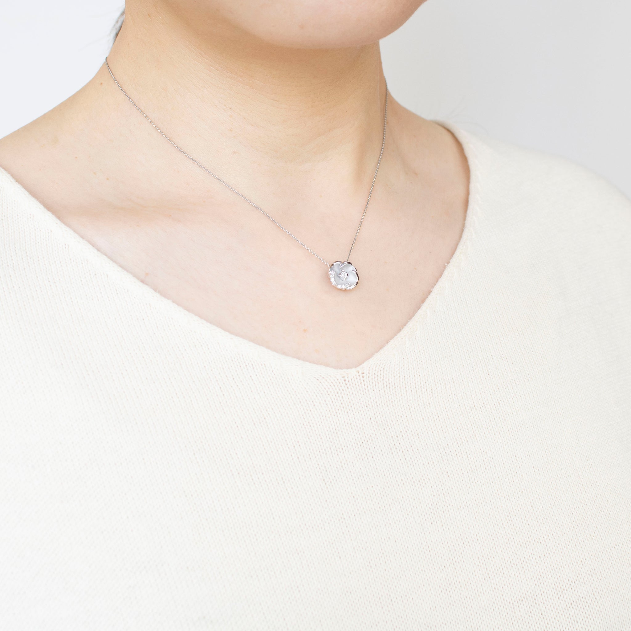 ダイヤモンド プラチナネックレス(カメリアモチーフ/4月誕生石)《25N00204》