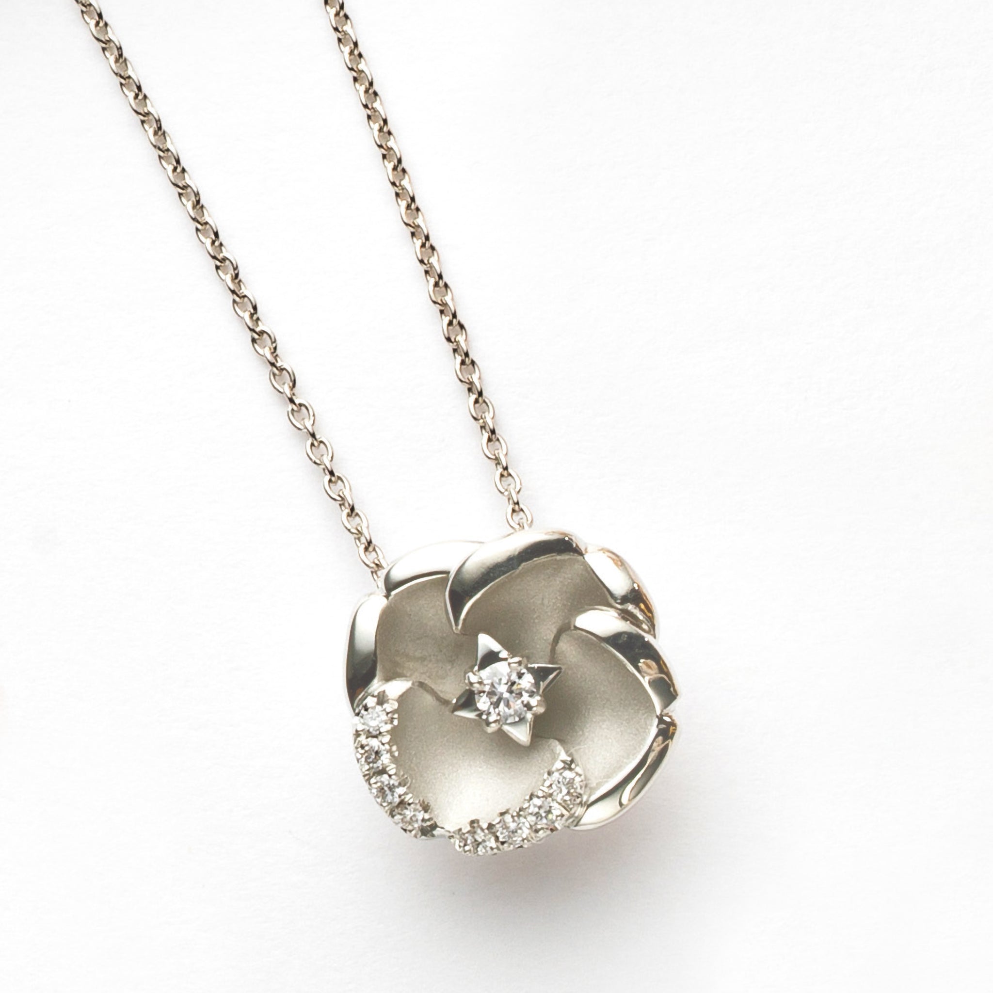 ダイヤモンド プラチナネックレス(カメリアモチーフ/4月誕生石)《25N00204》