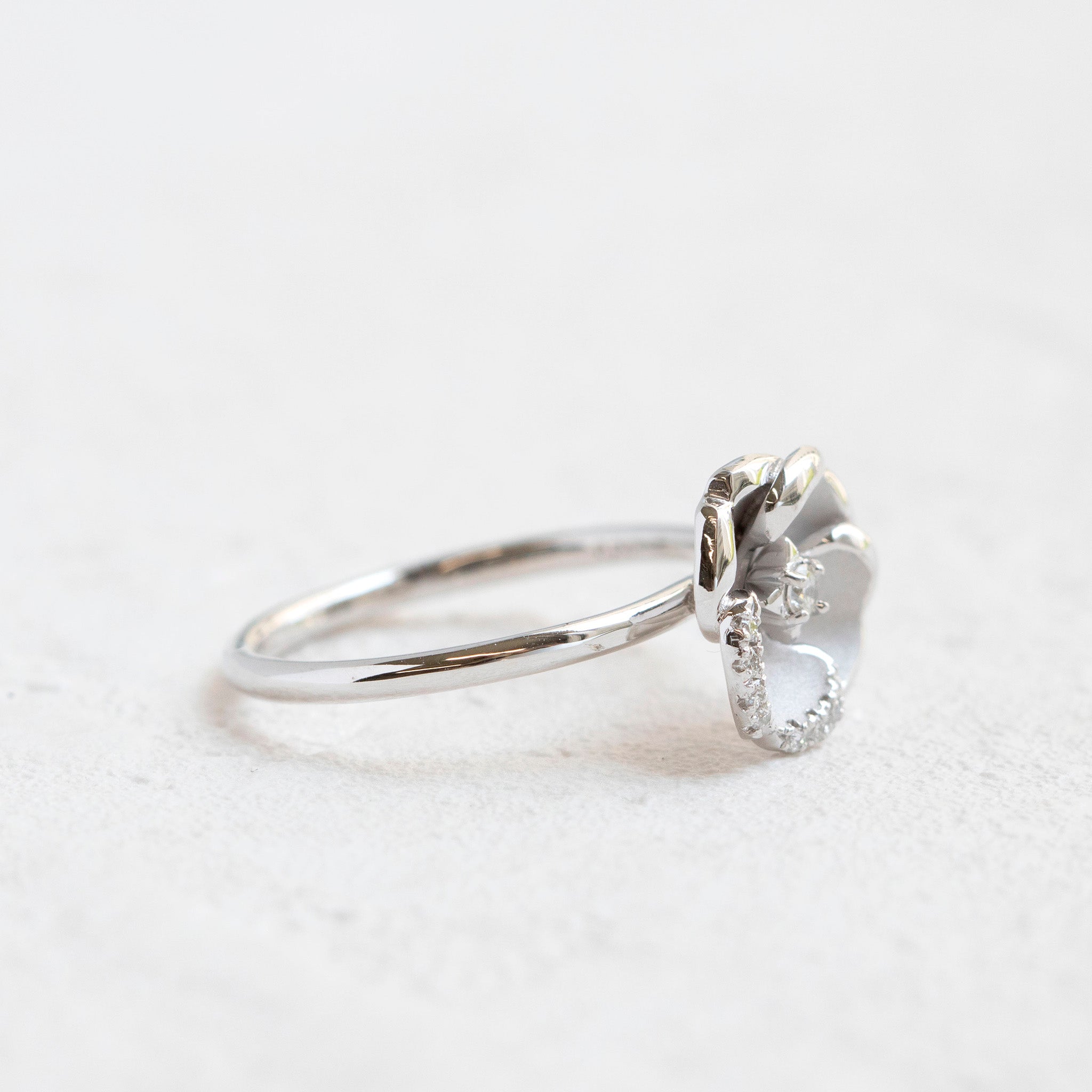 ダイヤモンド プラチナリング(カメリアモチーフ/4月誕生石)《25N00205》