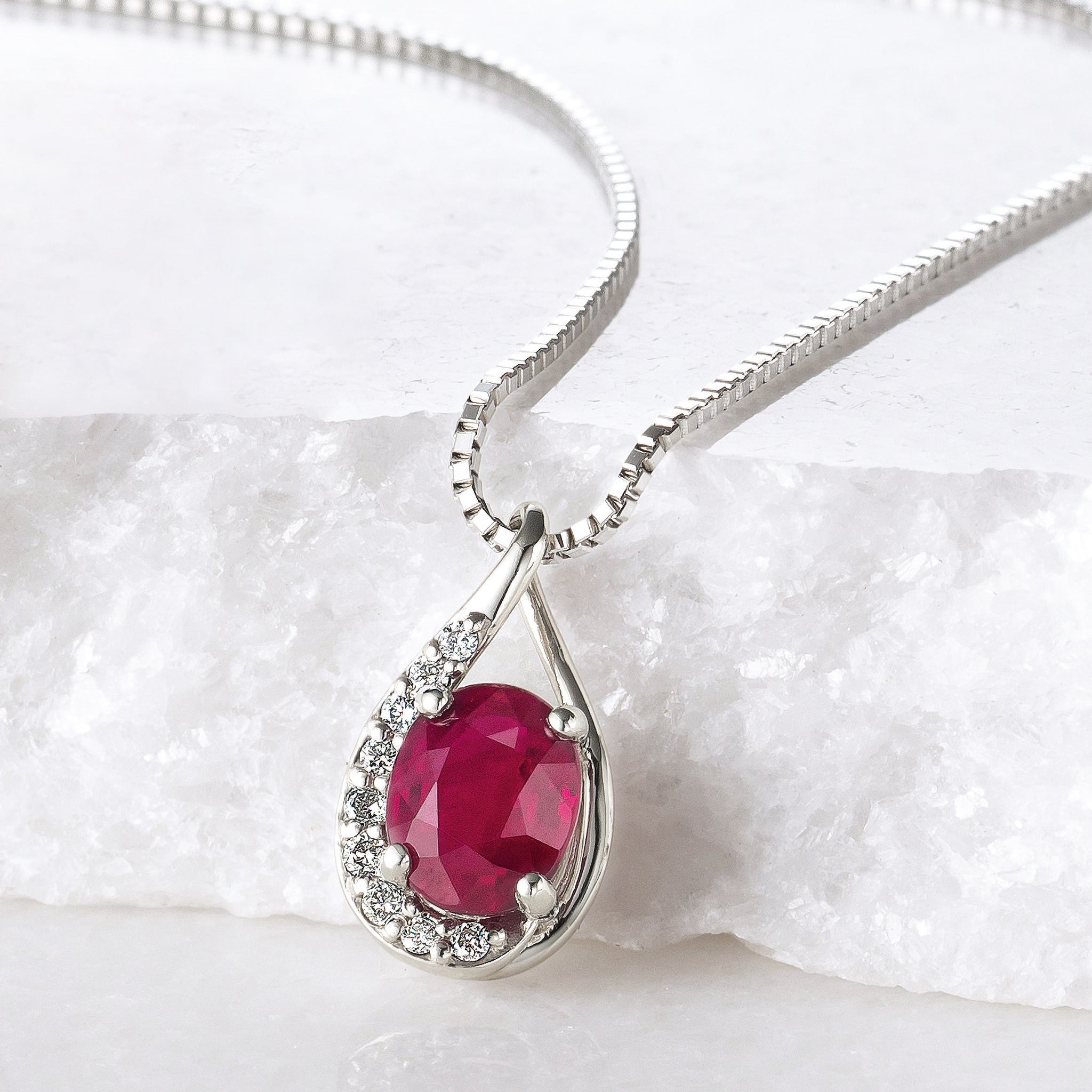 ルビー/ダイヤモンド プラチナネックレス(1カラット/ピジョンブラッド/7月誕生石/鑑別書付)《25N00402》