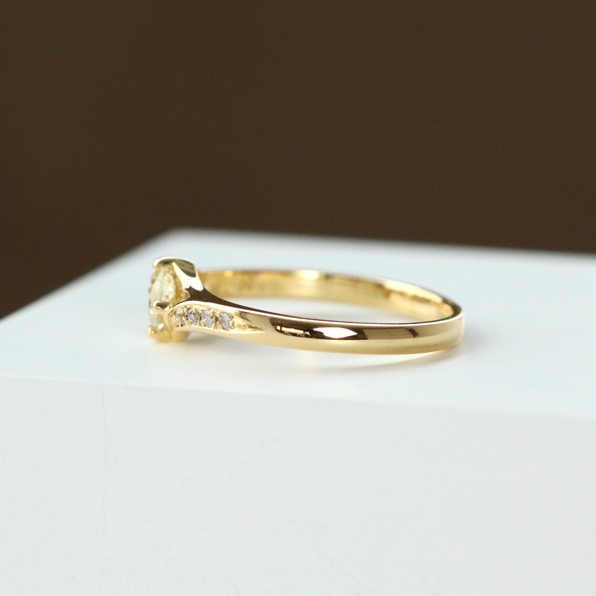 ダイヤモンド K18リング(0.3カラット/ベリーライトイエロー/4月誕生石/グレーディングレポート付)《25N00407》