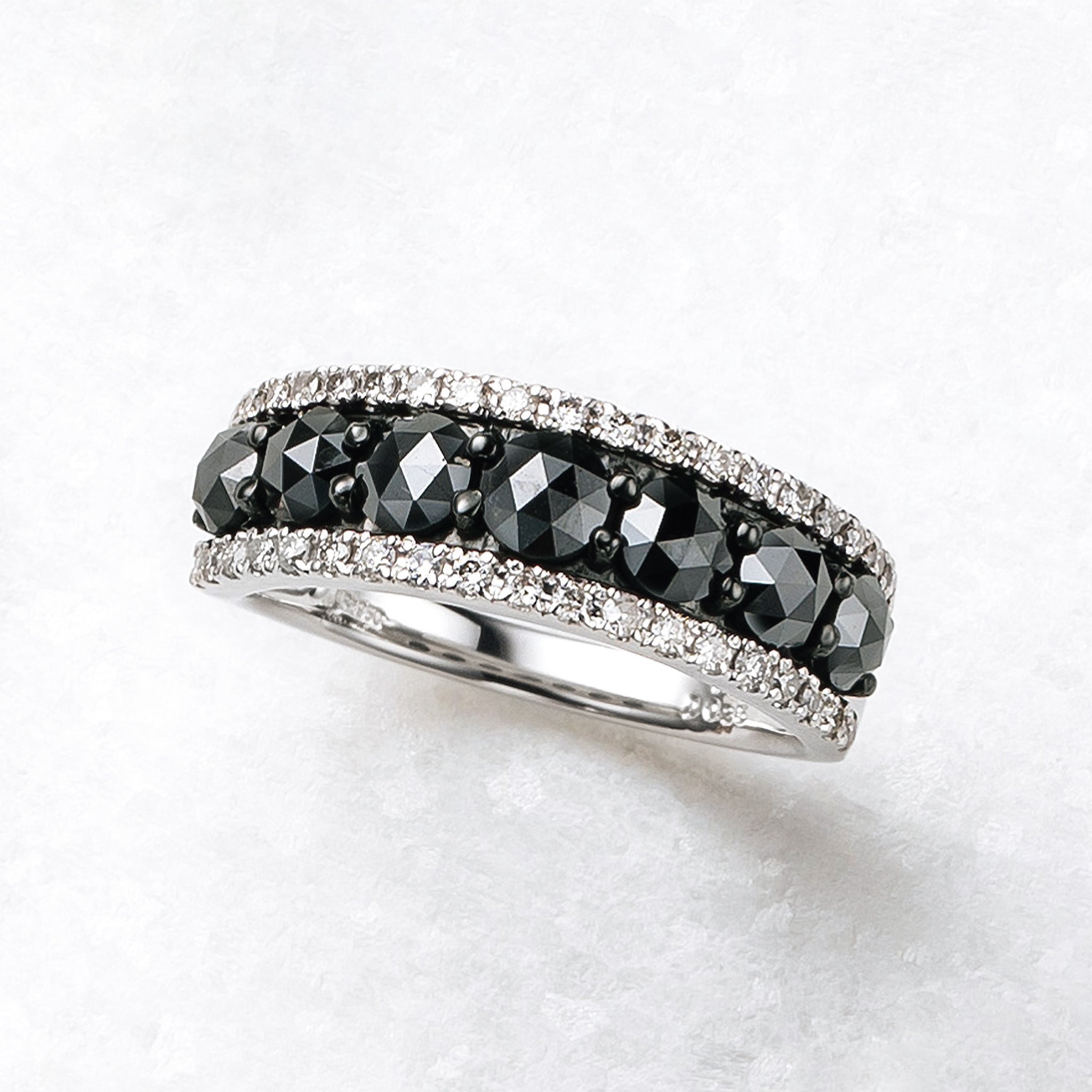 ブラックダイヤモンド/ダイヤモンド プラチナリング(計1.0カラット/4月誕生石)《25N00501》