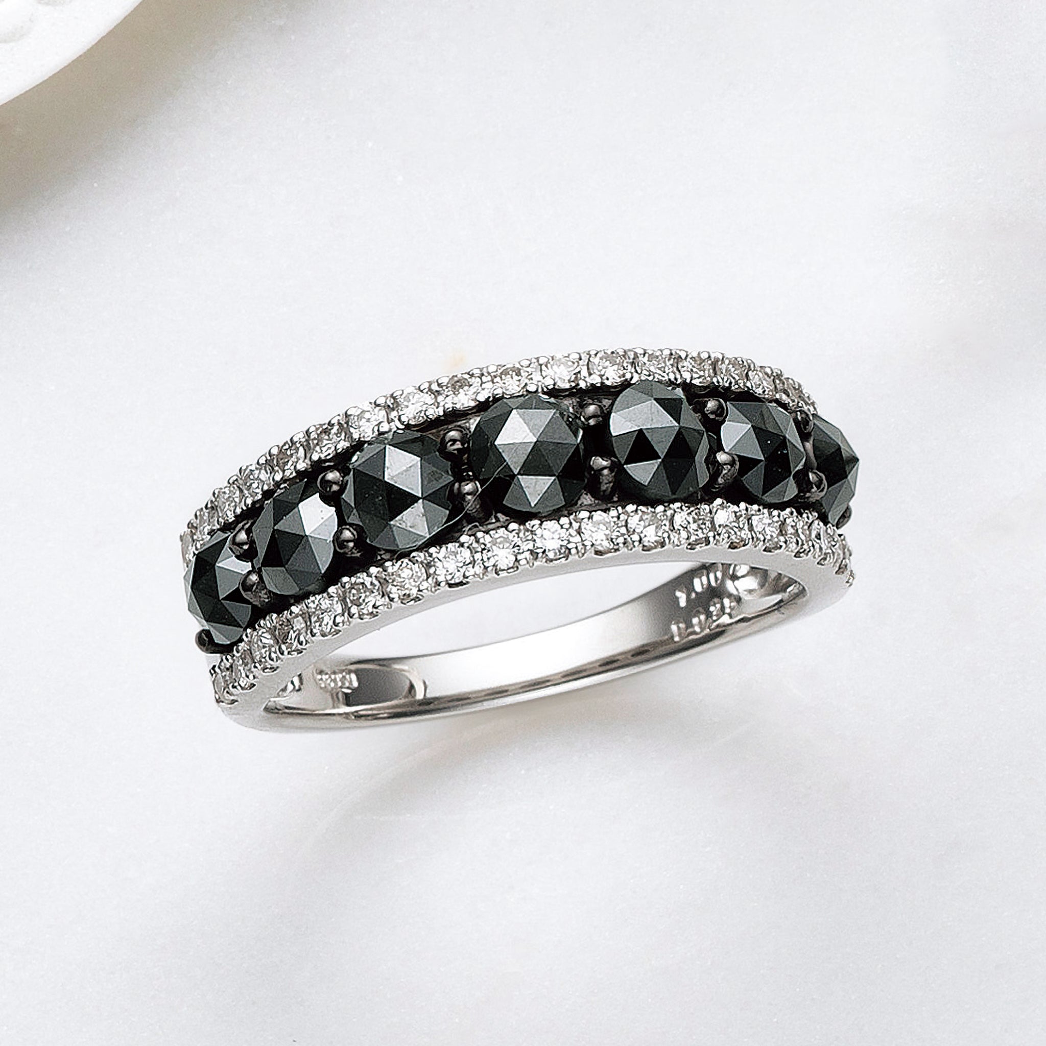 ブラックダイヤモンド/ダイヤモンド プラチナリング(計1.0カラット/4月誕生石)《25N00501》