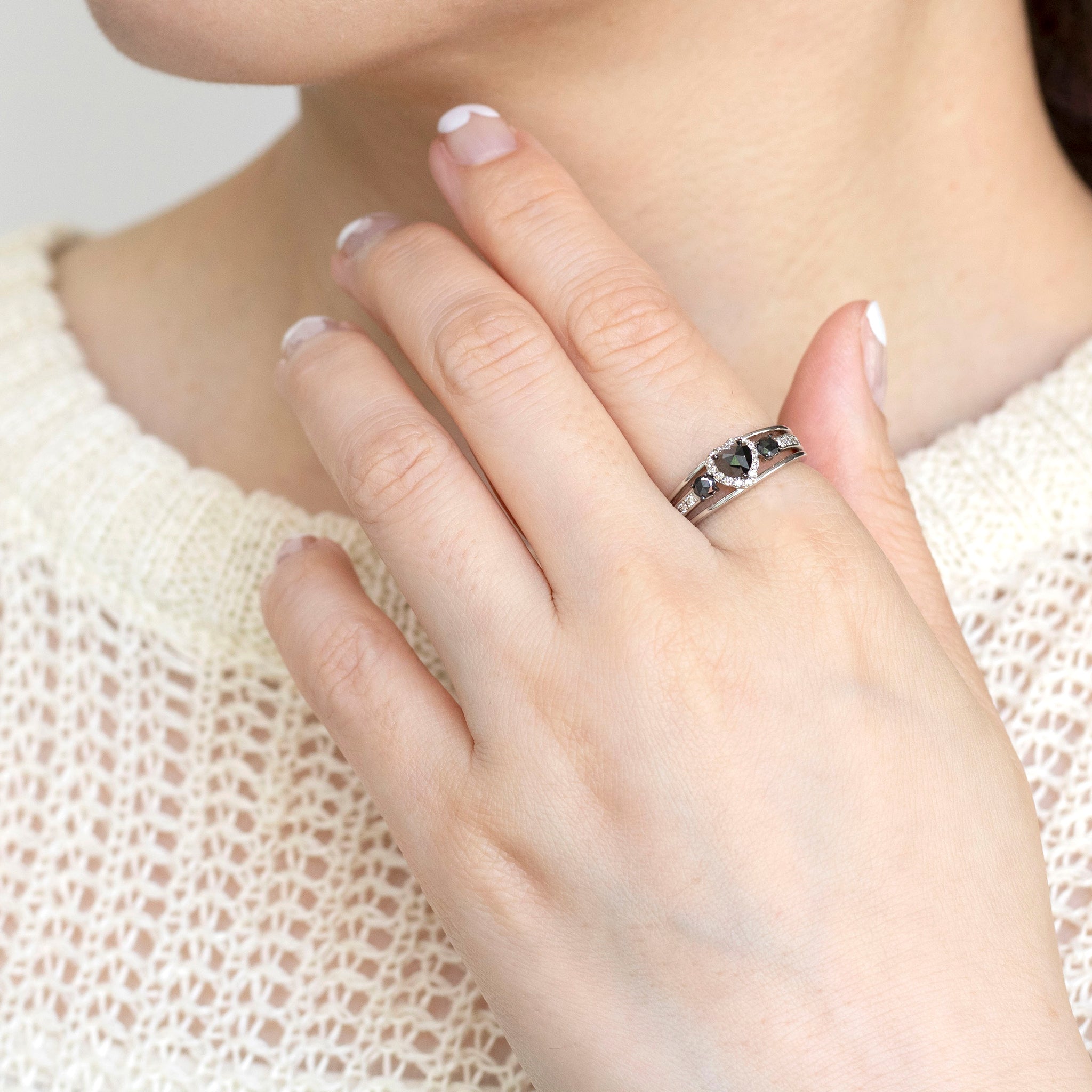 ブラックダイヤモンド/ダイヤモンド プラチナリング(ローズカット/ハートモチーフ/4月誕生石)《25N00502》