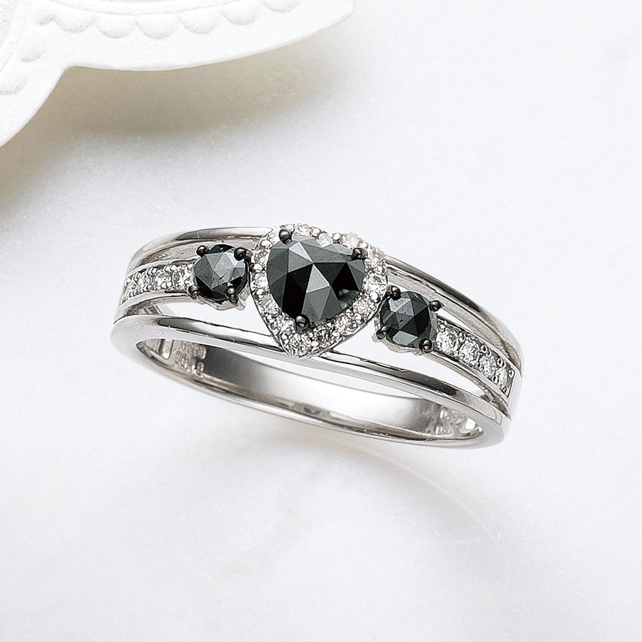 ブラックダイヤモンド/ダイヤモンド プラチナリング(ローズカット/ハートモチーフ/4月誕生石)《25N00502》