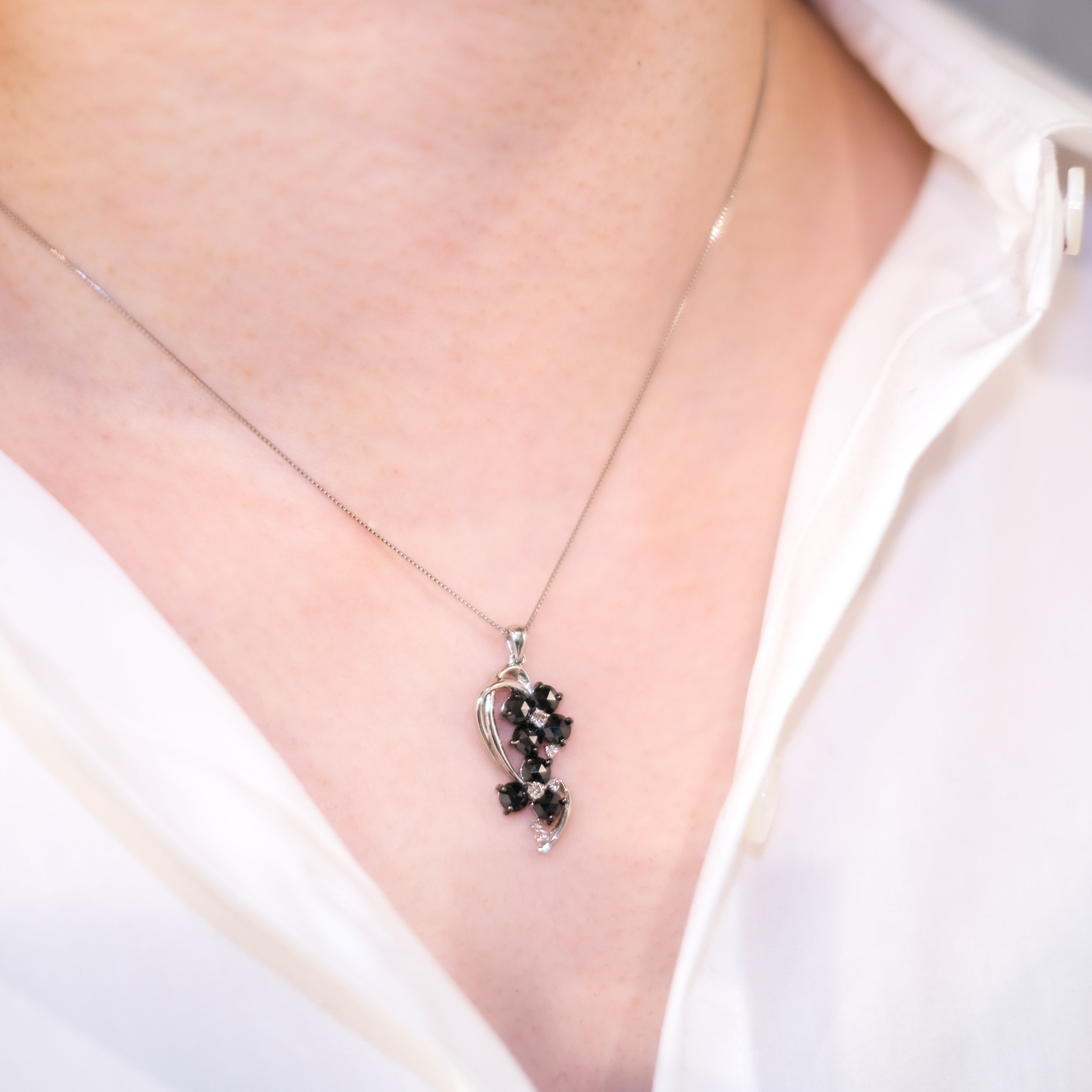 ブラックダイヤモンド/ダイヤモンド プラチナネックレス(4月誕生石/鑑別書付)《25N00503》