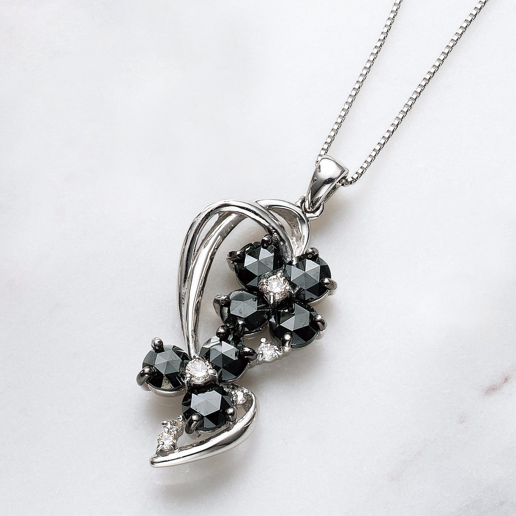 ブラックダイヤモンド/ダイヤモンド プラチナネックレス(4月誕生石/鑑別書付)《25N00503》