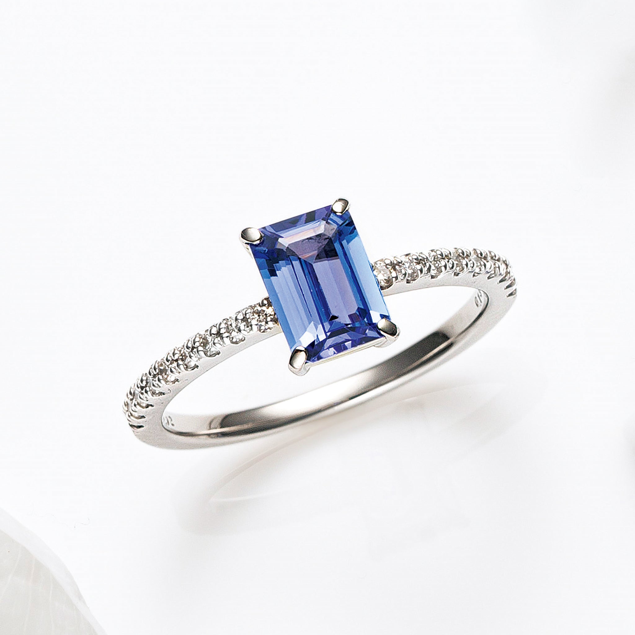 タンザナイト/ダイヤモンド プラチナリング(エメラルドカット/12月誕生石)《25N00605》