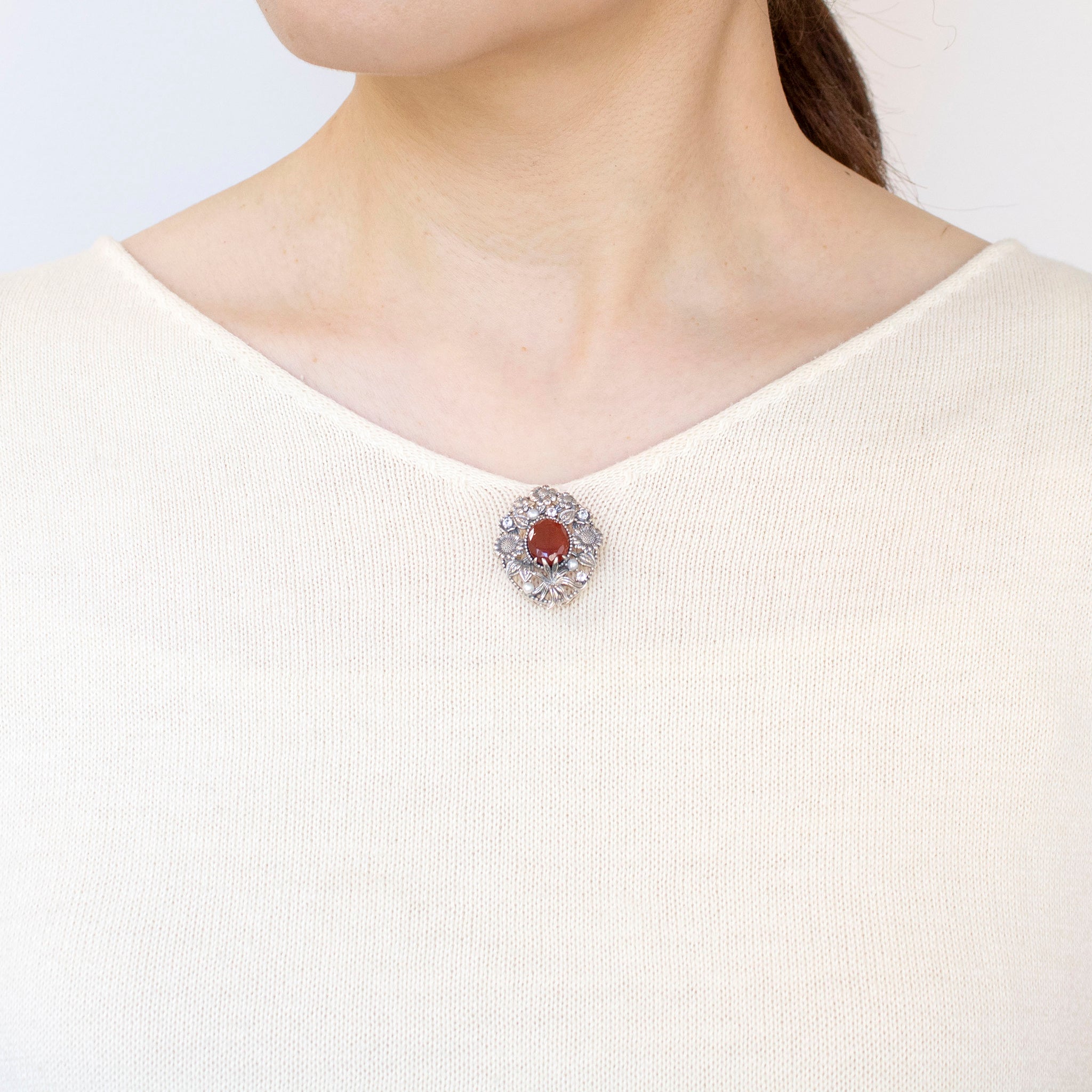 張り合わせ石(ガーネット/クォーツ)/ホワイトパーズ シルバーブローチ兼ペンダントトップ(ひなぎく)《25N00901》