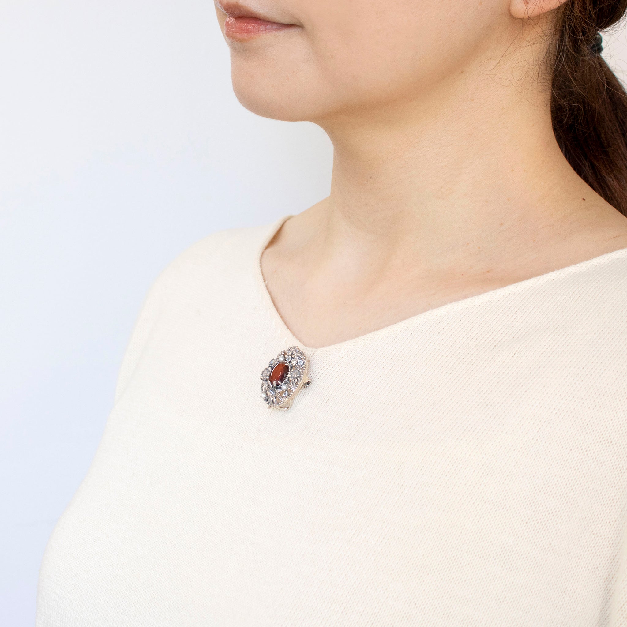 張り合わせ石(ガーネット/クォーツ)/ホワイトパーズ シルバーブローチ兼ペンダントトップ(ひなぎく)《25N00901》