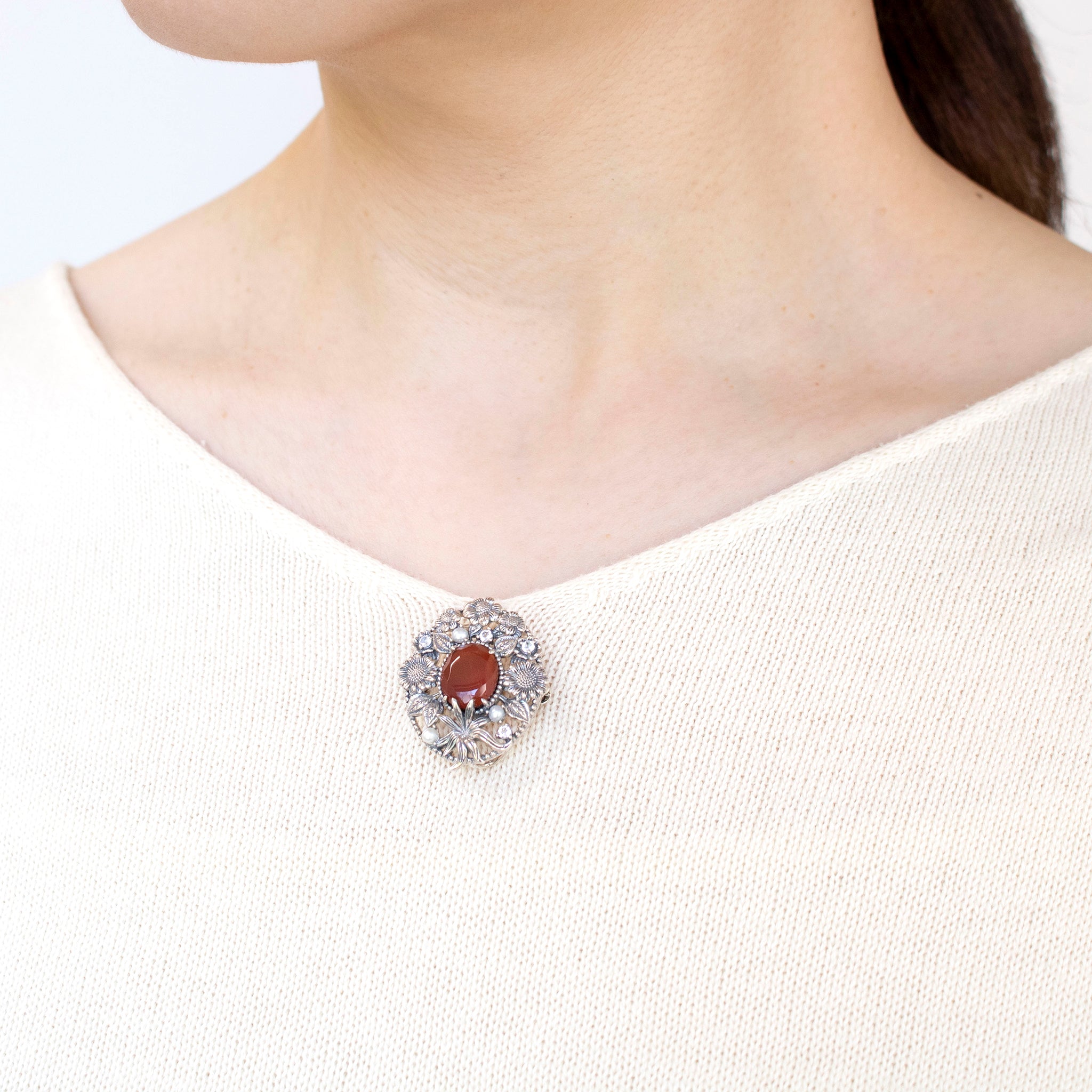 張り合わせ石(ガーネット/クォーツ)/ホワイトパーズ シルバーブローチ兼ペンダントトップ(ひなぎく)《25N00901》