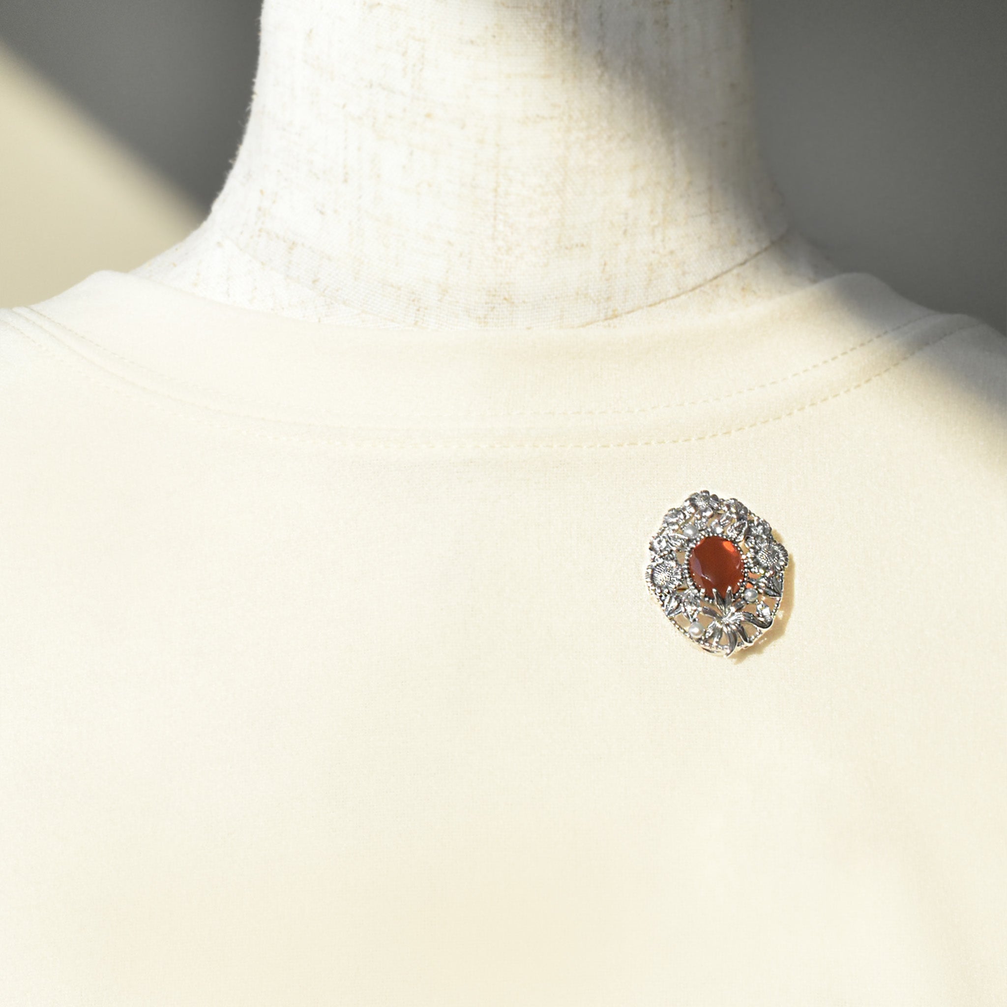 張り合わせ石(ガーネット/クォーツ)/ホワイトパーズ シルバーブローチ兼ペンダントトップ(ひなぎく)《25N00901》