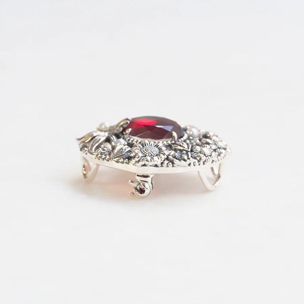 張り合わせ石(ガーネット/クォーツ)/ホワイトパーズ シルバーブローチ兼ペンダントトップ(ひなぎく)《25N00901》