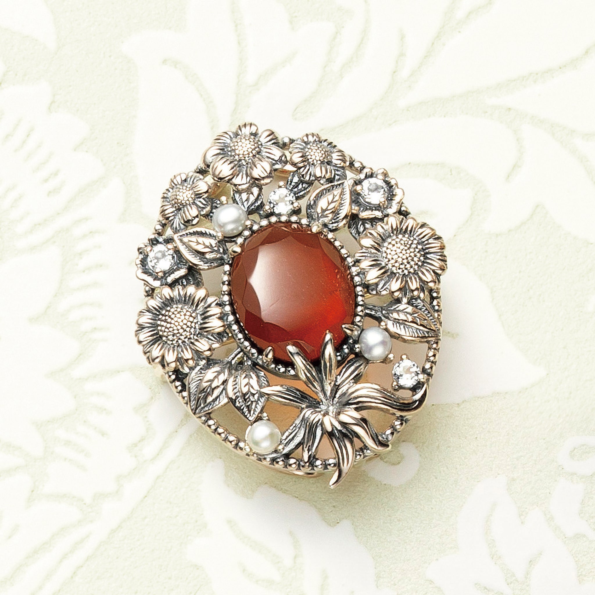 張り合わせ石(ガーネット/クォーツ)/ホワイトパーズ シルバーブローチ兼ペンダントトップ(ひなぎく)《25N00901》