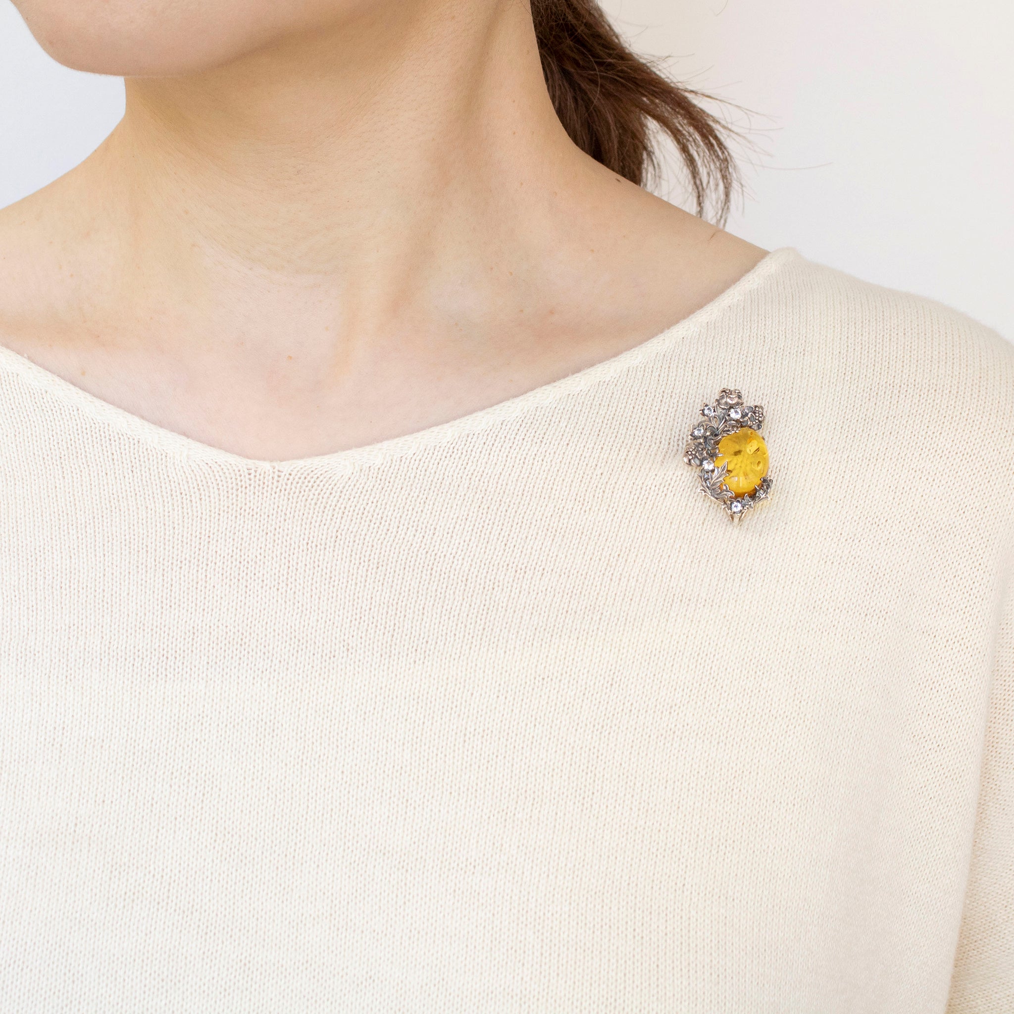 琥珀(こはく)/ホワイトトパーズ シルバーブローチ兼ペンダントトップ(やぐるまぎく)《25N00904》