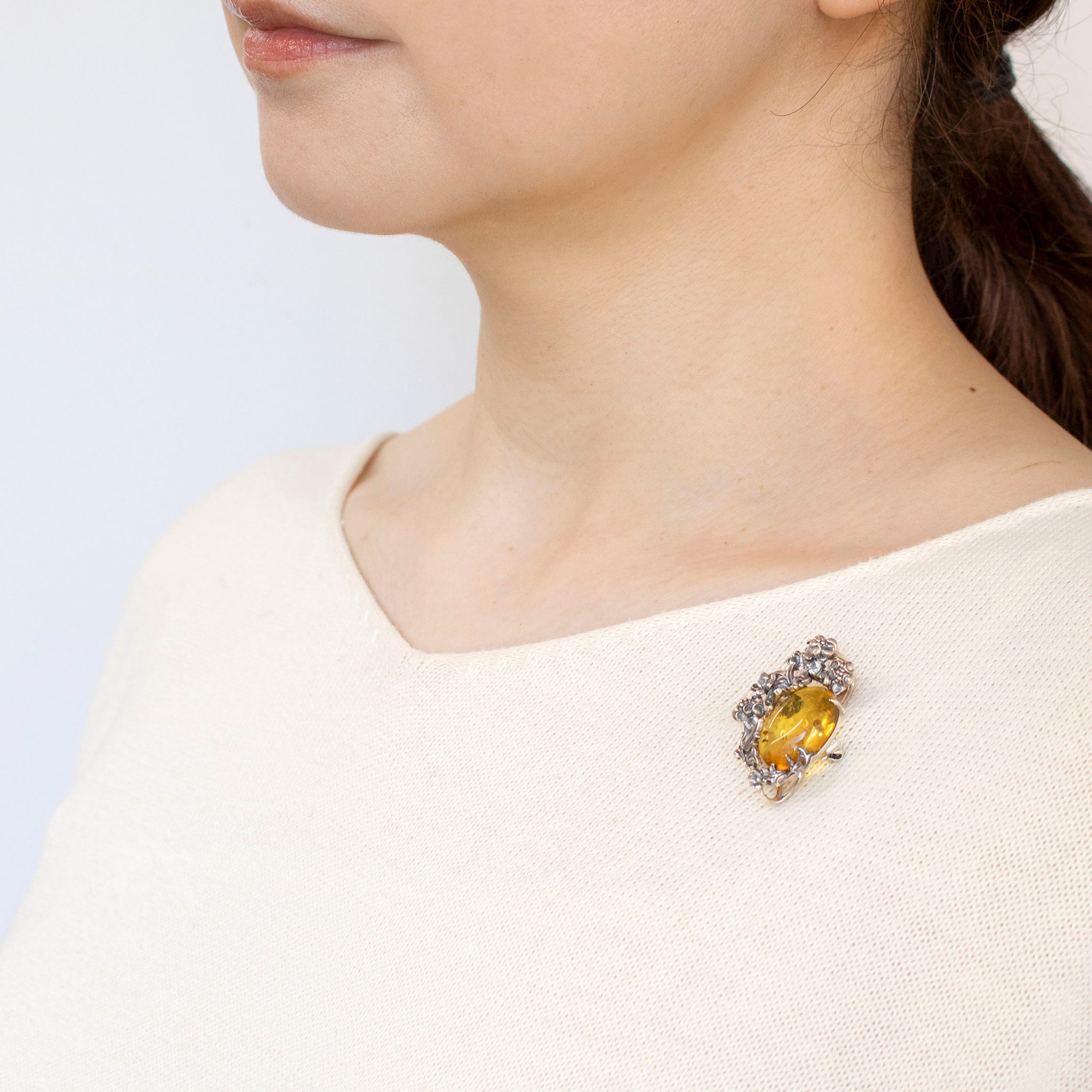 琥珀(こはく)/ホワイトトパーズ シルバーブローチ兼ペンダントトップ(やぐるまぎく)《25N00904》